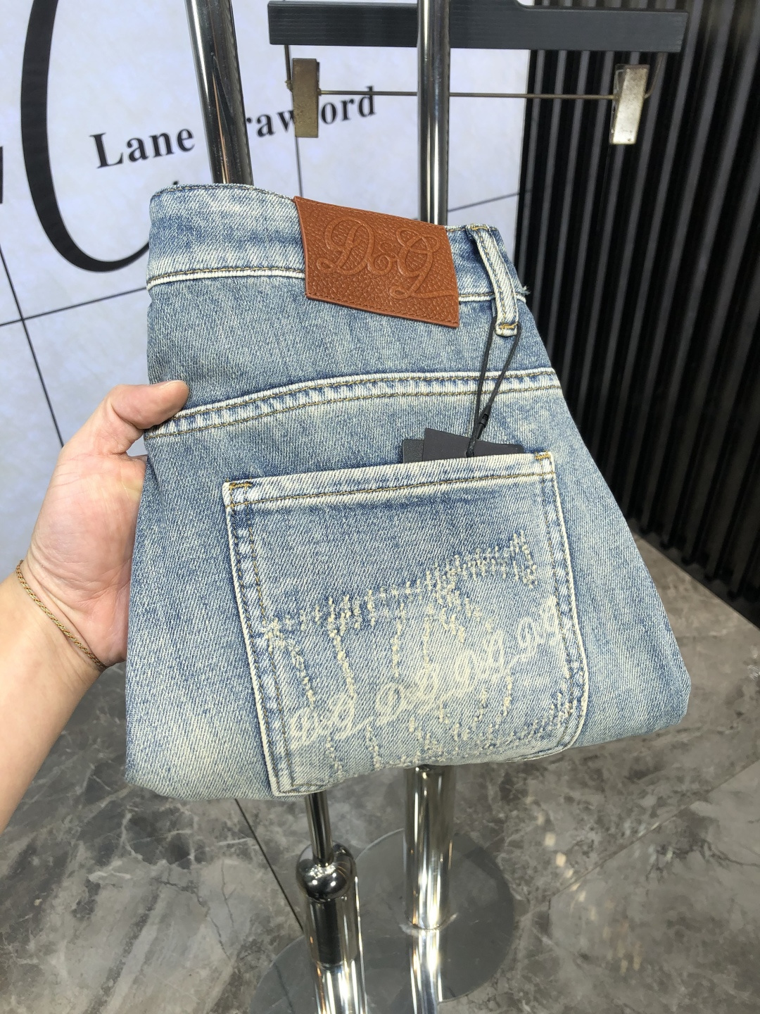 NO:127494,.Lv.High-end customization 25 spring and summer new style original single jeans are released simultaneously on the counter. Original customized reproduction. Customer-supplied hardware and accessories. Original single quality. Imported denim fabric heavy-working washing. Fine workmanship and wiring. 6 Excellent upper body!  Preferred single product SIZE:29-38.,,louis vuitton,jeans,alexander wang19860909.Lv.高级定制 25春夏新款原单牛仔裤 柜台同步发售 原版定制复刻 客供五金辅料 原单品质 进口牛仔面料重工洗水 做工走线精细 6上身绝佳！优选单品 SIZE:29-38.,,louis vuitton,jeans,alexander wang,Men's clothing