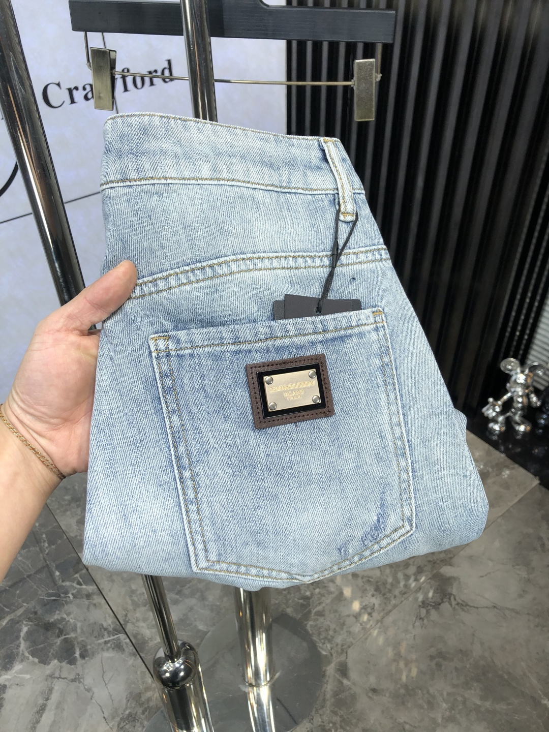 NO:127495,.D&G.High-end customization 25 spring and summer new original single jeans are released simultaneously on the counter. Original customized reproduction. Customer-supplied hardware and accessories. Original single quality. Imported denim fabric heavy-working washing. Fine workmanship and wiring. 6 Excellent upper body!  Preferred single products SIZE:29-38., Dolce & Gabbana, jeans, alexander wang19860909.D&G.高级定制 25春夏新款原单牛仔裤 柜台同步发售 原版定制复刻 客供五金辅料 原单品质 进口牛仔面料重工洗水 做工走线精细 6上身绝佳！优选单品 SIZE:29-38.,,Dolce&Gabbana,jeans,alexander wang,Men's clothing