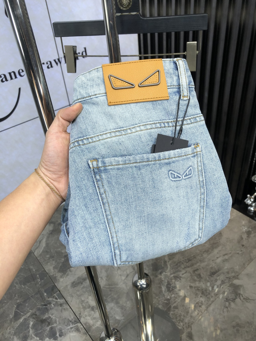 NO:127496,.Fendi.High-end customization 25 spring and summer new original single jeans are released simultaneously on the counter. Original customized reproduction. Customer-supplied hardware and accessories. Original single quality. Imported denim fabric heavy-working washing. Fine workmanship and wiring. 6 Excellent upper body!  Preferred single product SIZE:29-38.,,fendi,jeans,alexander wang19860909.芬迪.高级定制 25春夏新款原单牛仔裤 柜台同步发售 原版定制复刻 客供五金辅料 原单品质 进口牛仔面料重工洗水 做工走线精细 6上身绝佳！优选单品 SIZE:29-38.,,fendi,jeans,alexander wang,Men's clothing