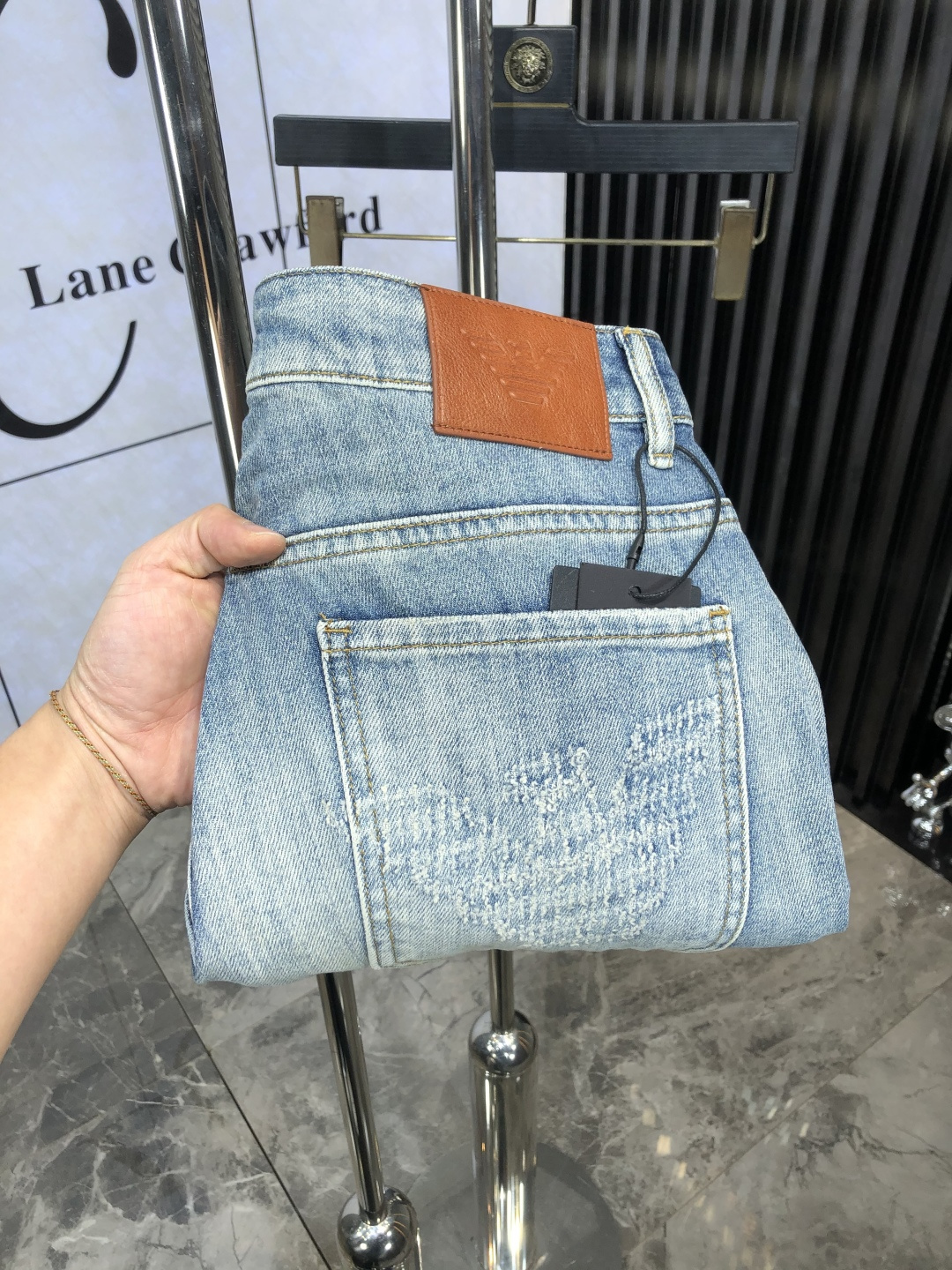 NO:127497,.Amani.High-end customization 25 spring and summer new original single jeans are released simultaneously on the counter. Original customized reproduction. Customer-supplied hardware and accessories. Original single quality. Imported denim fabric heavy-working washing. Fine workmanship and wiring. 6 Excellent upper body!  Preferred single product SIZE:29-38.,,armani,jeans,alexander wang19860909.阿玛尼.高级定制 25春夏新款原单牛仔裤 柜台同步发售 原版定制复刻 客供五金辅料 原单品质 进口牛仔面料重工洗水 做工走线精细 6上身绝佳！优选单品 SIZE:29-38.,,armani,jeans,alexander wang,Men's clothing