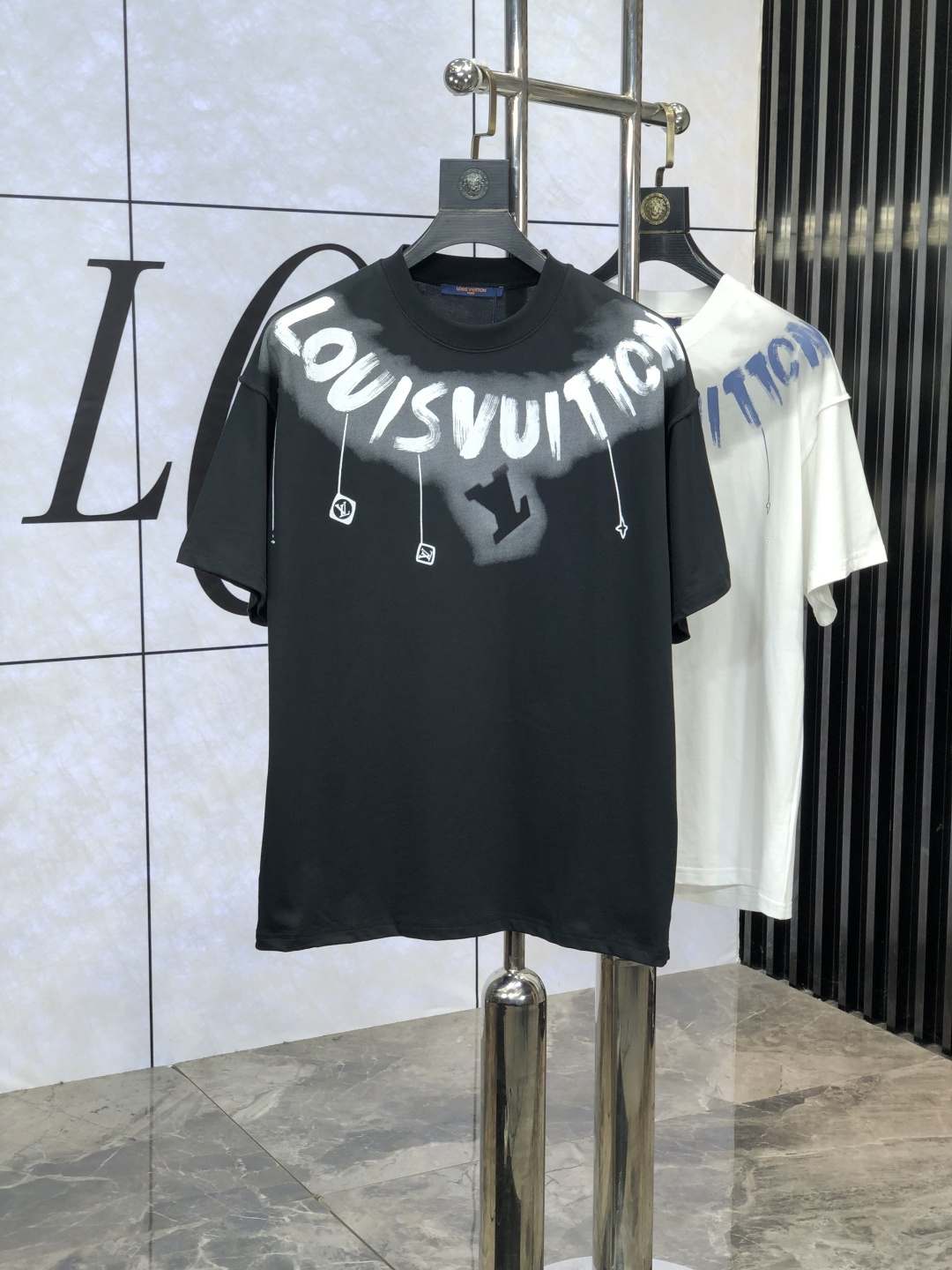 NO:127483,.Lv.2025 spring and summer new product fashionable round neck short sleeve high-end custom versatile style!  More practical and easy to use for anyone. Made of original pure fabrics, luxurious and classic brand logo design, D is very high-quality and must-have if you understand the goods!  The L-style tailoring is a slim fit style, which is very exquisite, showing aura and highlighting the exquisiteness of business men. This is the unique feature, the right slim fit, and the upper body effect is very good!  Size xs-L.xs wear 175/120 catties.,,louis vuitton,T-shirt,alexander wang19860909.Lv.2025春夏新品时尚圆领短袖高级定制百搭款式！更有实用感 任何人都可以轻松驾驭 采用原版纯面料制作,奢华经典品牌logo设计,D非常显档次懂货的必须入！L版型剪裁属于修身款 非常精致,显气场,又会凸显商务男士的精致,这就是独到之处,恰到好处的修身,上身效果非常赞！ 尺码xs-L.xs穿175/120斤.,,louis vuitton,T-shirt,alexander wang,Men's clothing