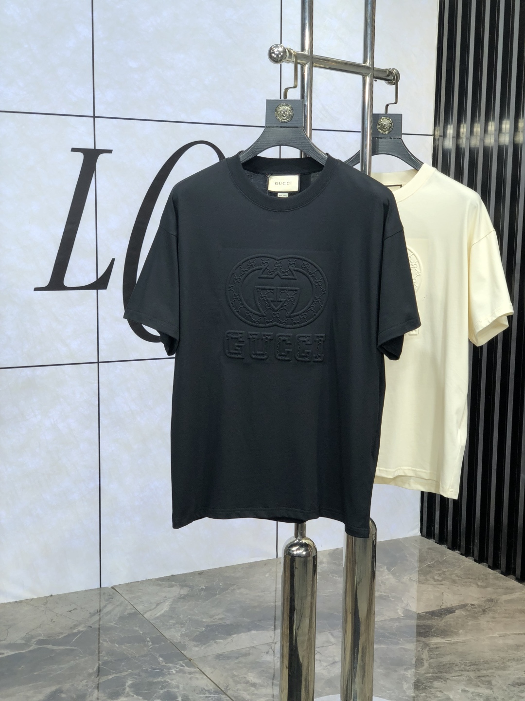 NO:127486,.Gucci.2025 spring and summer new product fashionable round neck short sleeve high-end custom versatile style!  More practical and easy to use for anyone. Made of original pure fabrics, luxurious and classic brand logo design, D is very high-quality and must-have if you understand the goods!  The L-style tailoring is a slim fit style, which is very exquisite, showing aura and highlighting the exquisiteness of business men. This is the unique feature, the right slim fit, and the upper body effect is very good!  Size xs-L.xs wear 175/120 catties., gucci, T-shirt, alexander wang19860909.Gucci.2025春夏新品时尚圆领短袖高级定制百搭款式！更有实用感 任何人都可以轻松驾驭 采用原版纯面料制作,奢华经典品牌logo设计,D非常显档次懂货的必须入！L版型剪裁属于修身款 非常精致,显气场,又会凸显商务男士的精致,这就是独到之处,恰到好处的修身,上身效果非常赞！ 尺码xs-L.xs穿175/120斤.,,gucci,T-shirt,alexander wang,Men's clothing