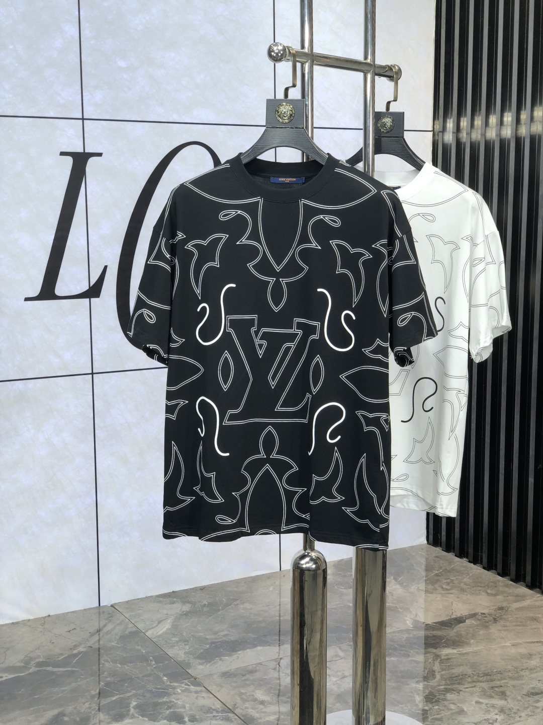 NO:127488,.Lv.2025 spring and summer new product fashionable round neck short sleeve high-end custom versatile style!  More practical and easy to use for anyone. Made of original pure fabrics, luxurious and classic brand logo design, D is very high-quality and must-have if you understand the goods!  The L-style tailoring is a slim fit style, which is very exquisite, showing aura and highlighting the exquisiteness of business men. This is the unique feature, the right slim fit, and the upper body effect is very good!  Size xs-L.xs wear 175/120 catties.,,louis vuitton,T-shirt,alexander wang19860909.Lv.2025春夏新品时尚圆领短袖高级定制百搭款式！更有实用感 任何人都可以轻松驾驭 采用原版纯面料制作,奢华经典品牌logo设计,D非常显档次懂货的必须入！L版型剪裁属于修身款 非常精致,显气场,又会凸显商务男士的精致,这就是独到之处,恰到好处的修身,上身效果非常赞！ 尺码xs-L.xs穿175/120斤.,,louis vuitton,T-shirt,alexander wang,Men's clothing