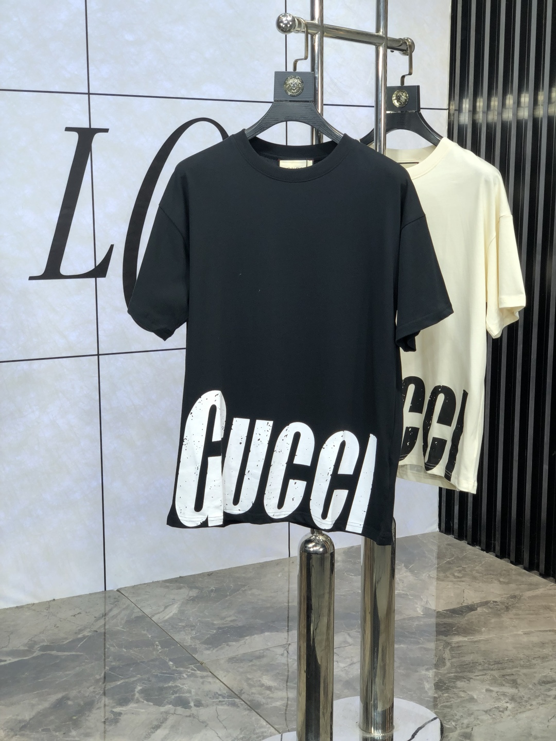 NO:127490,.Gucci.2025 spring and summer new product fashionable round neck short sleeve high-end custom versatile style!  More practical and easy to use for anyone. Made of original pure fabrics, luxurious and classic brand logo design, D is very high-quality and must-have if you understand the goods!  The L-style tailoring is a slim fit style, which is very exquisite, showing aura and highlighting the exquisiteness of business men. This is the unique feature, the right slim fit, and the upper body effect is very good!  Size xs-L.xs wear 175/120 catties., gucci, T-shirt, alexander wang19860909.Gucci.2025春夏新品时尚圆领短袖高级定制百搭款式！更有实用感 任何人都可以轻松驾驭 采用原版纯面料制作,奢华经典品牌logo设计,D非常显档次懂货的必须入！L版型剪裁属于修身款 非常精致,显气场,又会凸显商务男士的精致,这就是独到之处,恰到好处的修身,上身效果非常赞！ 尺码xs-L.xs穿175/120斤.,,gucci,T-shirt,alexander wang,Men's clothing