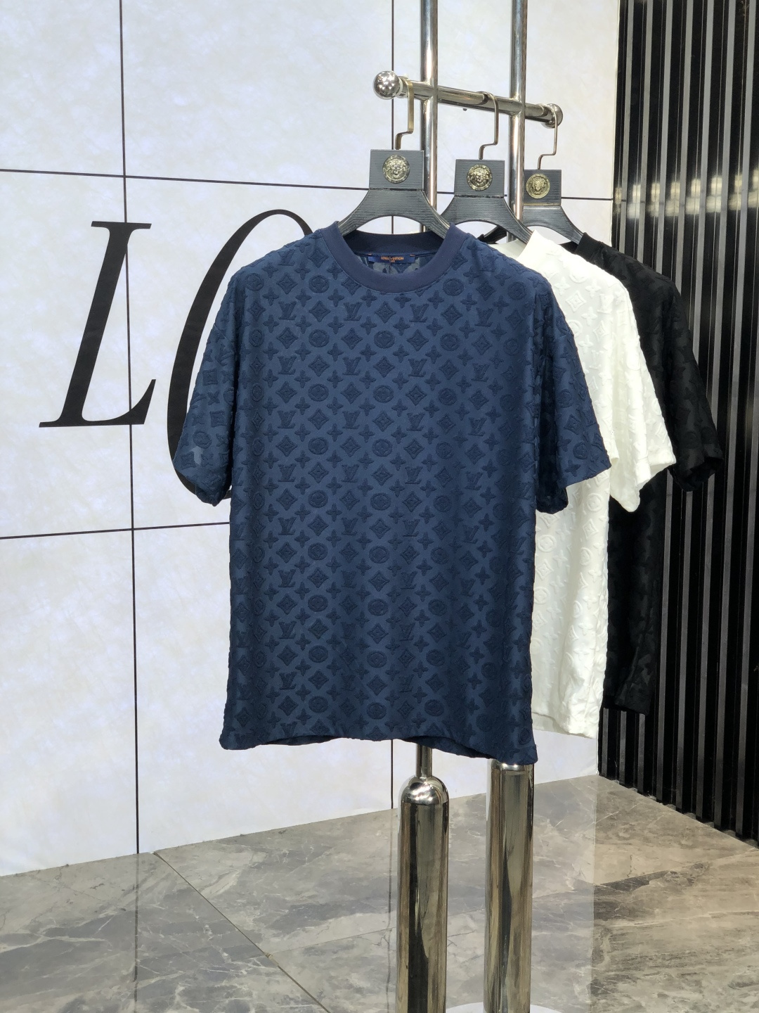 NO:127492,.Lv.2025 spring and summer new product fashionable round neck short sleeve high-end custom versatile style!  More practical and easy to use for anyone. Made of original pure fabrics, luxurious and classic brand logo design, D is very high-quality and must-have if you understand the goods!  The L-style tailoring is a slim fit style, which is very exquisite, showing aura and highlighting the exquisiteness of business men. This is the unique feature, the right slim fit, and the upper body effect is very good!  Size xs-L.xs wear 175/120 catties.,,louis vuitton,T-shirt,alexander wang19860909.Lv.2025春夏新品时尚圆领短袖高级定制百搭款式！更有实用感 任何人都可以轻松驾驭 采用原版纯面料制作,奢华经典品牌logo设计,D非常显档次懂货的必须入！L版型剪裁属于修身款 非常精致,显气场,又会凸显商务男士的精致,这就是独到之处,恰到好处的修身,上身效果非常赞！ 尺码xs-L.xs穿175/120斤.,,louis vuitton,T-shirt,alexander wang,Men's clothing