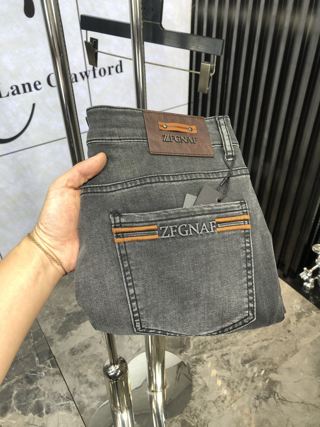 NO:151884,.Jenia.2025 spring and summer high-end fashion sense, super soft denim fabric, light-colored washing jeans. The fabric is very special, super fine imitation cotton yarn blend, super soft and comfortable. It has a casual and casual sense of denim, and also has a relaxed and fashionable feeling. The cloth is refreshing, slightly stretchy, super soft and long wearing time, the whole pants are all traditional hand-wiping technology, natural stone grinding and light fermentation washing. Details are exquisite. Size 29-38,,zegna, jeans, alexander wang19860909.杰尼亚.2025春夏高级时装感,超柔牛仔面料 , 浅色洗水牛仔裤. 面料很特殊,超细精仿棉纱混纺,超柔舒适感. 具备牛仔随性感 ,休闲感 ,6亦有轻松感 ,时尚感. 布面清爽,微弹力,超柔穿着时间长, 整条裤子全传统手擦工艺,自然石磨轻酵洗水.细节精致感. 尺码29-38,,zegna,jeans,alexander wang,Men's clothing