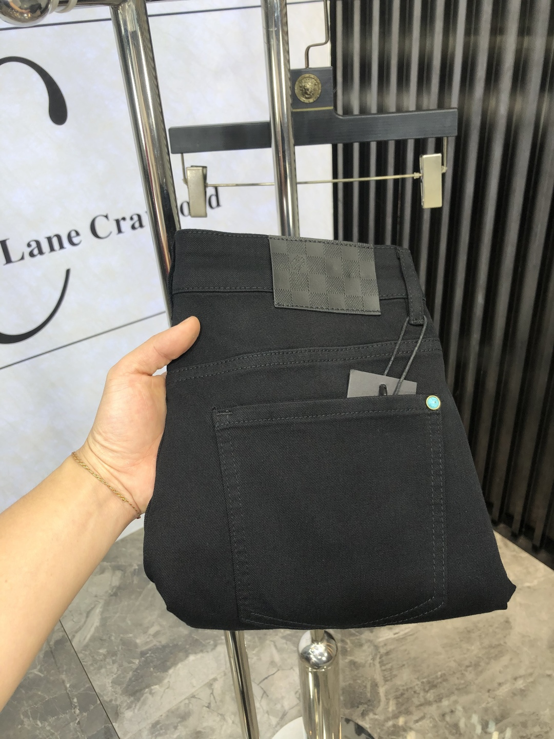 NO:151889,.Lv.2025 spring and summer high-end fashion sense, super soft denim fabric, light-colored washing jeans. The fabric is very special, super fine imitation cotton yarn blend, super soft and comfortable. It has a casual and casual sense of denim, and also has a relaxed and fashionable feeling. The cloth is refreshing, slightly stretchy, super soft and long-lasting, the whole pants are all traditional hand-wiping technology, natural stone grinding and light fermentation washing. Details are exquisite. Size 29-38,,louis vuitton, jeans, alexander wang19860909.Lv.2025春夏高级时装感,超柔牛仔面料 , 浅色洗水牛仔裤. 面料很特殊,超细精仿棉纱混纺,超柔舒适感. 具备牛仔随性感 ,休闲感 ,6亦有轻松感 ,时尚感. 布面清爽,微弹力,超柔穿着时间长, 整条裤子全传统手擦工艺,自然石磨轻酵洗水.细节精致感. 尺码29-38,,louis vuitton,jeans,alexander wang,Men's clothing