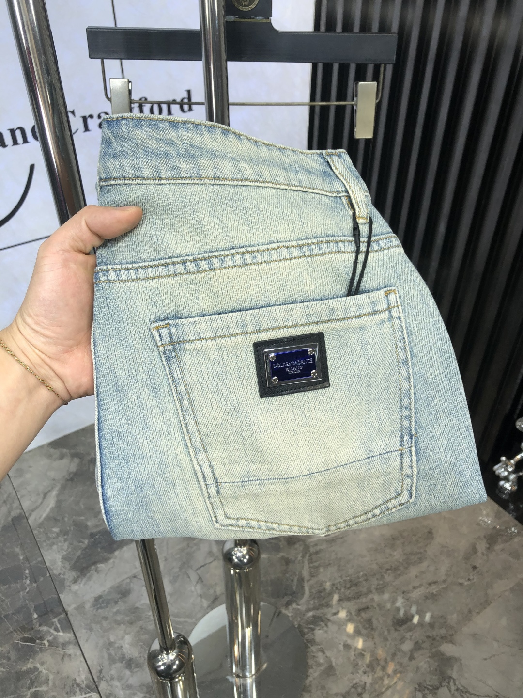 NO:151894,.D&G.2025 spring and summer high-end fashion sense, super soft denim fabric, light-colored washing jeans. The fabric is very special, super fine imitation cotton yarn blend, super soft and comfortable. It has a casual and casual sense of denim, and also has a relaxed and fashionable feeling. The cloth is refreshing, slightly stretchy, super soft and long wearing time, the whole pants are all traditional hand-wiping technology, natural stone grinding and light fermentation washing. Details are exquisite. Size 29-38,,Dolce&Gabbana, jeans, alexander wang19860909.D&G.2025春夏高级时装感,超柔牛仔面料 , 浅色洗水牛仔裤. 面料很特殊,超细精仿棉纱混纺,超柔舒适感. 具备牛仔随性感 ,休闲感 ,6亦有轻松感 ,时尚感. 布面清爽,微弹力,超柔穿着时间长, 整条裤子全传统手擦工艺,自然石磨轻酵洗水.细节精致感. 尺码29-38,,Dolce&Gabbana,jeans,alexander wang,Men's clothing