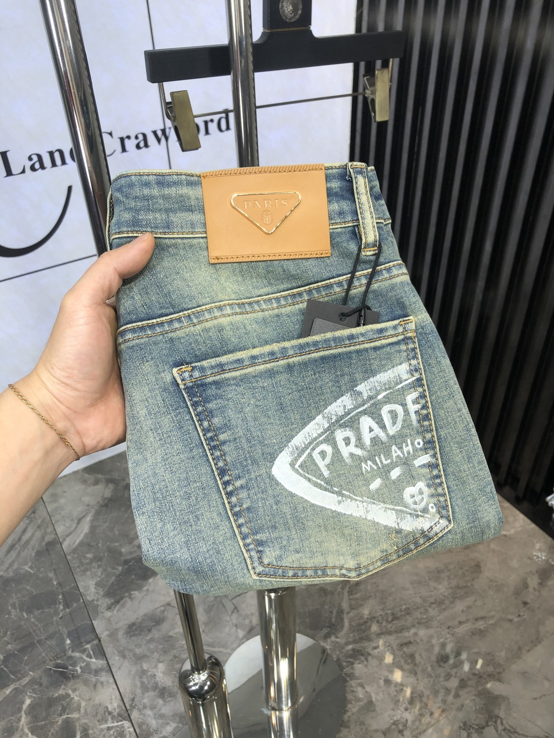 NO:151899,.Prada.2025 spring and summer high-end fashion sense, super soft denim fabric, light-colored washing jeans. The fabric is very special, super fine imitation cotton yarn blend, super soft and comfortable. It has a casual and casual sense of denim, and also has a relaxed and fashionable feeling. The cloth is refreshing, slightly stretchy, super soft and long-lasting, the whole pants are fully traditional hand-wiping technology, natural stone grinding and light fermentation washing. Details are exquisite. Size 29-38,,prada,jeans,alexander wang19860909.普拉达.2025春夏高级时装感,超柔牛仔面料 , 浅色洗水牛仔裤. 面料很特殊,超细精仿棉纱混纺,超柔舒适感. 具备牛仔随性感 ,休闲感 ,6亦有轻松感 ,时尚感. 布面清爽,微弹力,超柔穿着时间长, 整条裤子全传统手擦工艺,自然石磨轻酵洗水.细节精致感. 尺码29-38,,prada,jeans,alexander wang,Men's clothing