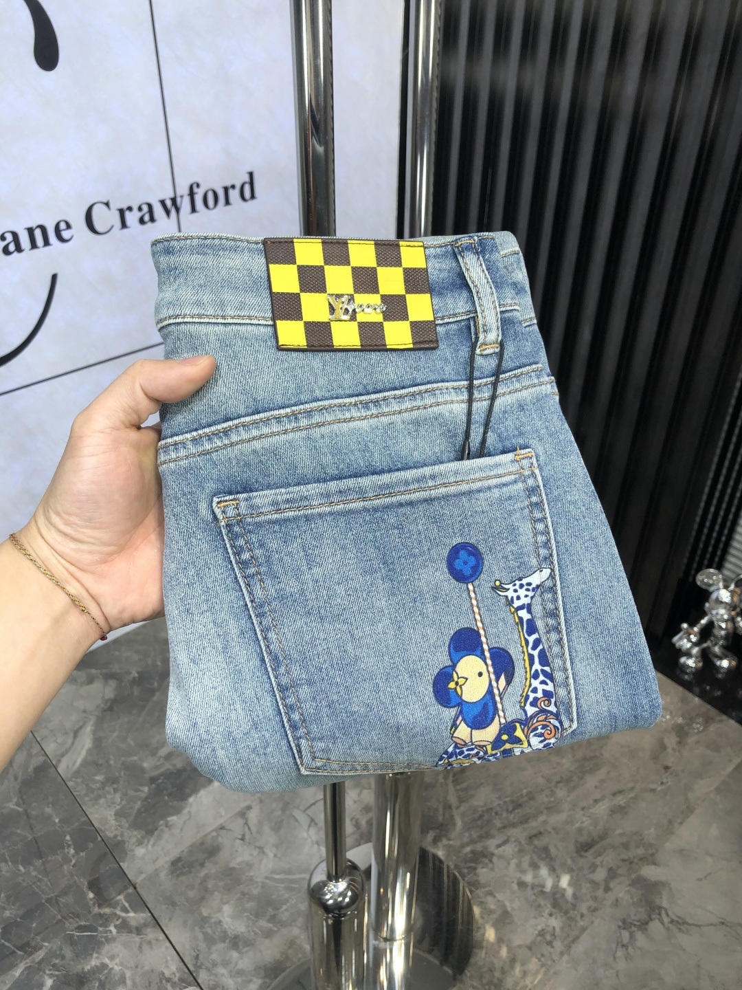 NO:151903,.Lv.2025 spring and summer high-end fashion sense, super soft denim fabric, light-colored washing jeans. The fabric is very special, super fine imitation cotton yarn blend, super soft and comfortable. It has a casual and casual sense of denim, and also has a relaxed and fashionable feeling. The cloth is refreshing, slightly stretchy, super soft and long-lasting, the whole pants are all traditional hand-wiping technology, natural stone grinding and light fermentation washing. Details are exquisite. Size 29-38,,louis vuitton, jeans, alexander wang19860909.Lv.2025春夏高级时装感,超柔牛仔面料 , 浅色洗水牛仔裤. 面料很特殊,超细精仿棉纱混纺,超柔舒适感. 具备牛仔随性感 ,休闲感 ,6亦有轻松感 ,时尚感. 布面清爽,微弹力,超柔穿着时间长, 整条裤子全传统手擦工艺,自然石磨轻酵洗水.细节精致感. 尺码29-38,,louis vuitton,jeans,alexander wang,Men's clothing