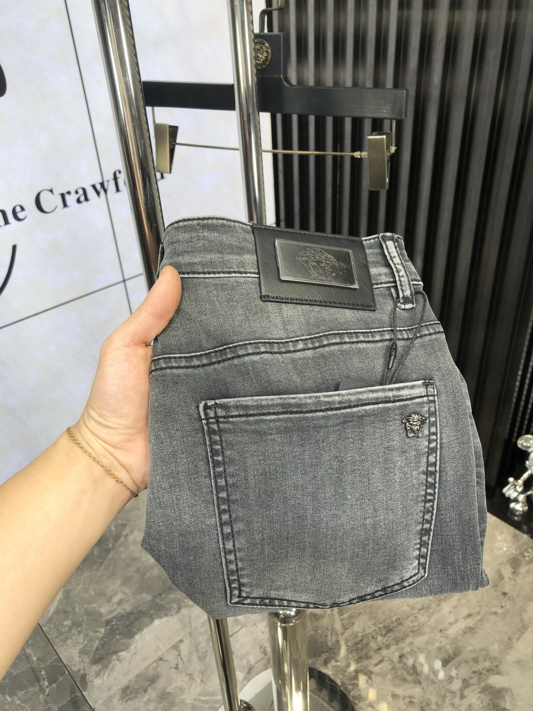 NO:151908,Versace. 2025 spring and summer high-end fashion sense, super soft denim fabric, light-colored washing jeans. The fabric is very special, super fine imitation cotton yarn blend, super soft and comfortable. It has a casual and casual sense of denim, and also has a relaxed and fashionable feeling. The cloth is refreshing, slightly stretchy, super soft and long-lasting, the whole pants are all traditional hand-wiping technology, natural stone grinding and light fermentation washing. Details are exquisite. Size 29-38, versace, jeans, alexander wang19860909.范思哲.2025春夏高级时装感,超柔牛仔面料 , 浅色洗水牛仔裤. 面料很特殊,超细精仿棉纱混纺,超柔舒适感. 具备牛仔随性感 ,休闲感 ,6亦有轻松感 ,时尚感. 布面清爽,微弹力,超柔穿着时间长, 整条裤子全传统手擦工艺,自然石磨轻酵洗水.细节精致感. 尺码29-38,,versace,jeans,alexander wang,Men's clothing