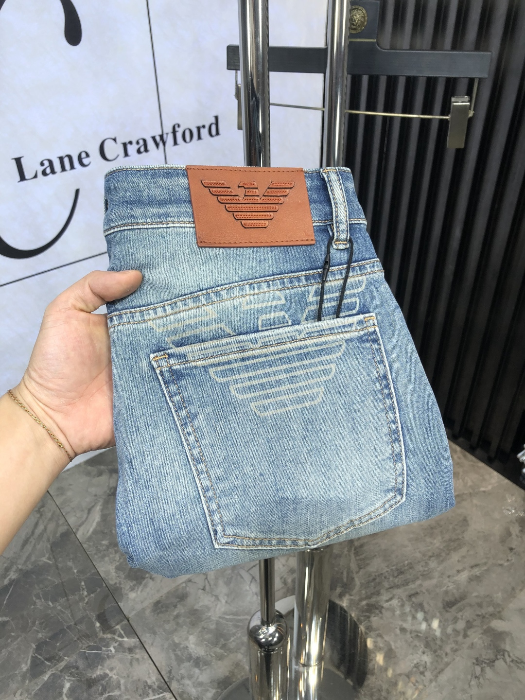 NO:151913,.Amani.2025 spring and summer high-end fashion sense, super soft denim fabric, light-colored washing jeans. The fabric is very special, super fine imitation cotton yarn blend, super soft and comfortable. It has a casual and casual sense of denim, and also has a relaxed and fashionable feeling. The cloth is refreshing, slightly stretchy, super soft and long wearing time, the whole pants are all traditional hand-wiping technology, natural stone grinding and light fermentation washing. Details are exquisite. Size 29-38,,armani, jeans, alexander wang19860909.阿玛尼.2025春夏高级时装感,超柔牛仔面料 , 浅色洗水牛仔裤. 面料很特殊,超细精仿棉纱混纺,超柔舒适感. 具备牛仔随性感 ,休闲感 ,6亦有轻松感 ,时尚感. 布面清爽,微弹力,超柔穿着时间长, 整条裤子全传统手擦工艺,自然石磨轻酵洗水.细节精致感. 尺码29-38,,armani,jeans,alexander wang,Men's clothing