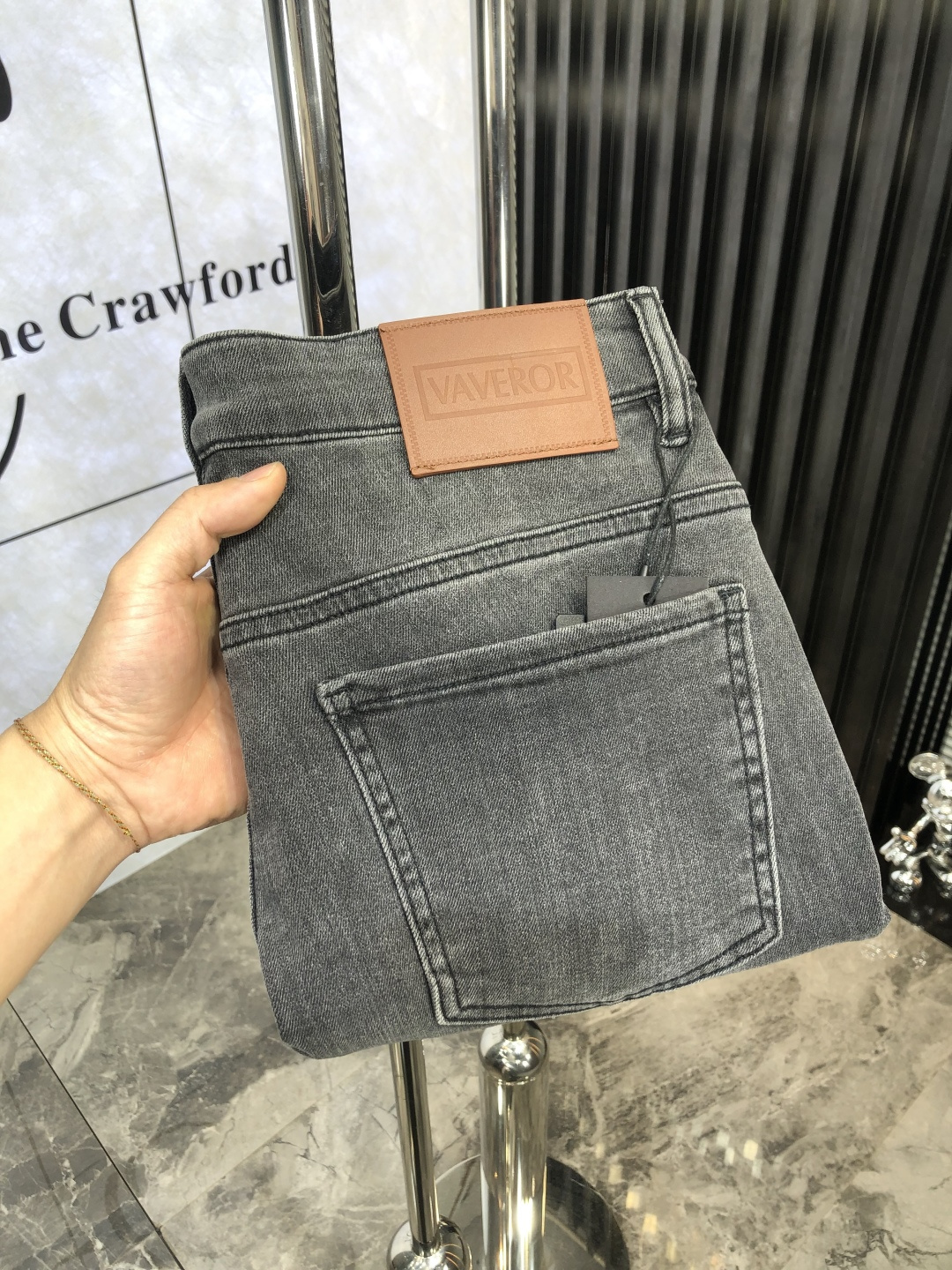 NO:151916,Versace. 2025 spring and summer high-end fashion sense, super soft denim fabric, light-colored washing jeans. The fabric is very special, super fine imitation cotton yarn blend, super soft and comfortable. It has a casual and casual sense of denim, and also has a relaxed and fashionable feeling. The cloth is refreshing, slightly stretchy, super soft and long-lasting, the whole pants are all traditional hand-wiping technology, natural stone grinding and light fermentation washing. Details are exquisite. Size 29-38, versace, jeans, alexander wang19860909.范思哲.2025春夏高级时装感,超柔牛仔面料 , 浅色洗水牛仔裤. 面料很特殊,超细精仿棉纱混纺,超柔舒适感. 具备牛仔随性感 ,休闲感 ,6亦有轻松感 ,时尚感. 布面清爽,微弹力,超柔穿着时间长, 整条裤子全传统手擦工艺,自然石磨轻酵洗水.细节精致感. 尺码29-38,,versace,jeans,alexander wang,Men's clothing