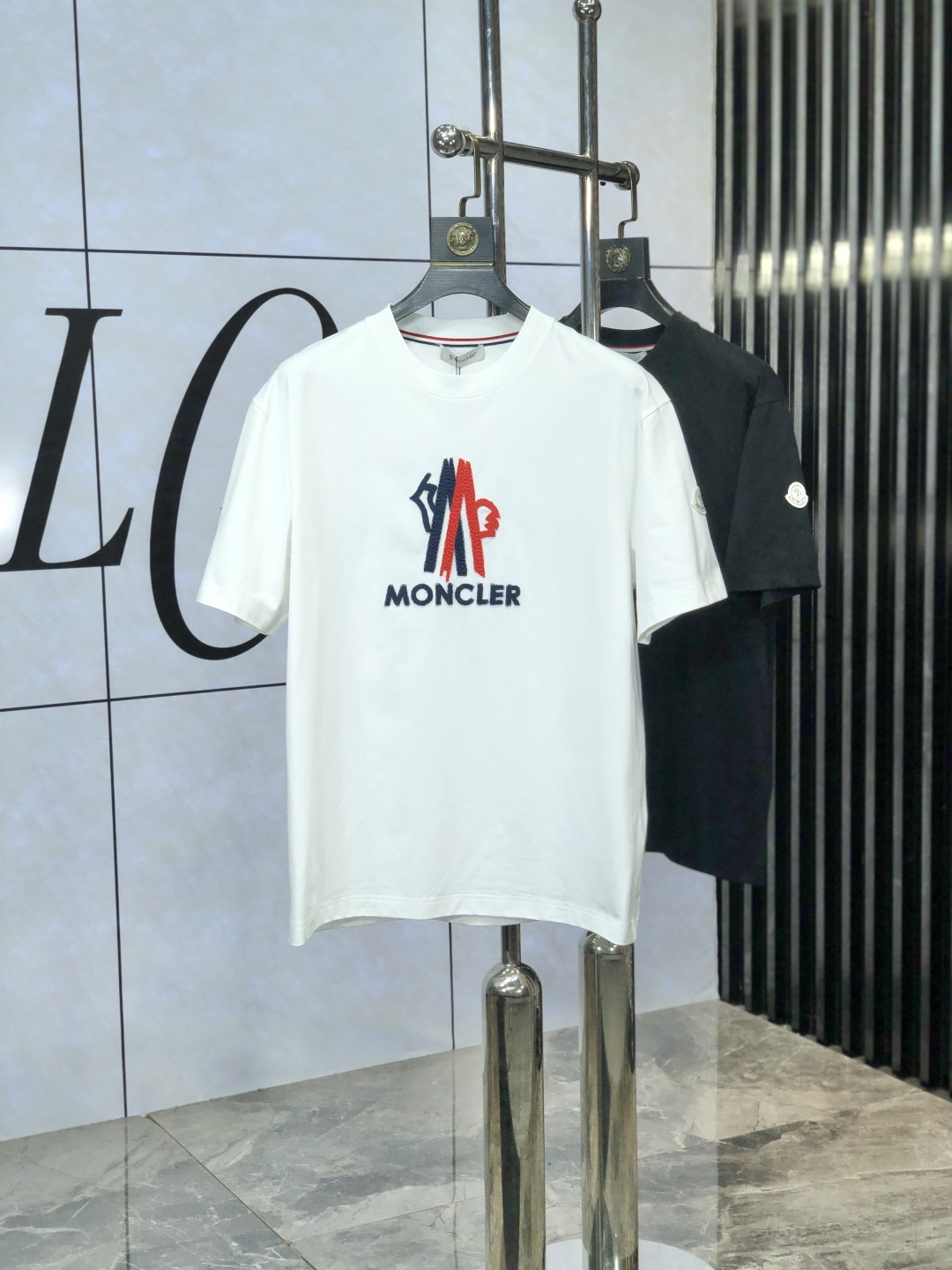 NO:151918,.录口. The latest short-sleeved round-neck T-shirt in the first spring and summer 2025 new spring and summer counter, high-end customization, avant-garde and fashionable design!  Brand logo heavy craft design, high-end customized mercerated cloud cotton fabric, soft feel, comfortable to wear, exquisite counter-level car line. K1 is finely crafted and has an invincible and handsome upper body effect!  A must-have item for handsome men!  Count M-3XL. m wear 175/130, Moncler, T-shirt,tees, t-shirt,alexander wang19860909.蒙口.2025春夏新款首发专柜最新款短袖圆领T恤 高端订制 设计前卫时尚！品牌logo重工艺设计 高端定制丝光云朵棉面料.手感柔软.穿着舒适.专柜级别精致车线.k1做工精细.上身效果无敌帅气！型男必备单品！ 码数M-3XL. m穿175/130,,Moncler,T-shirt,tees，t-shirt,alexander wang,Men's clothing