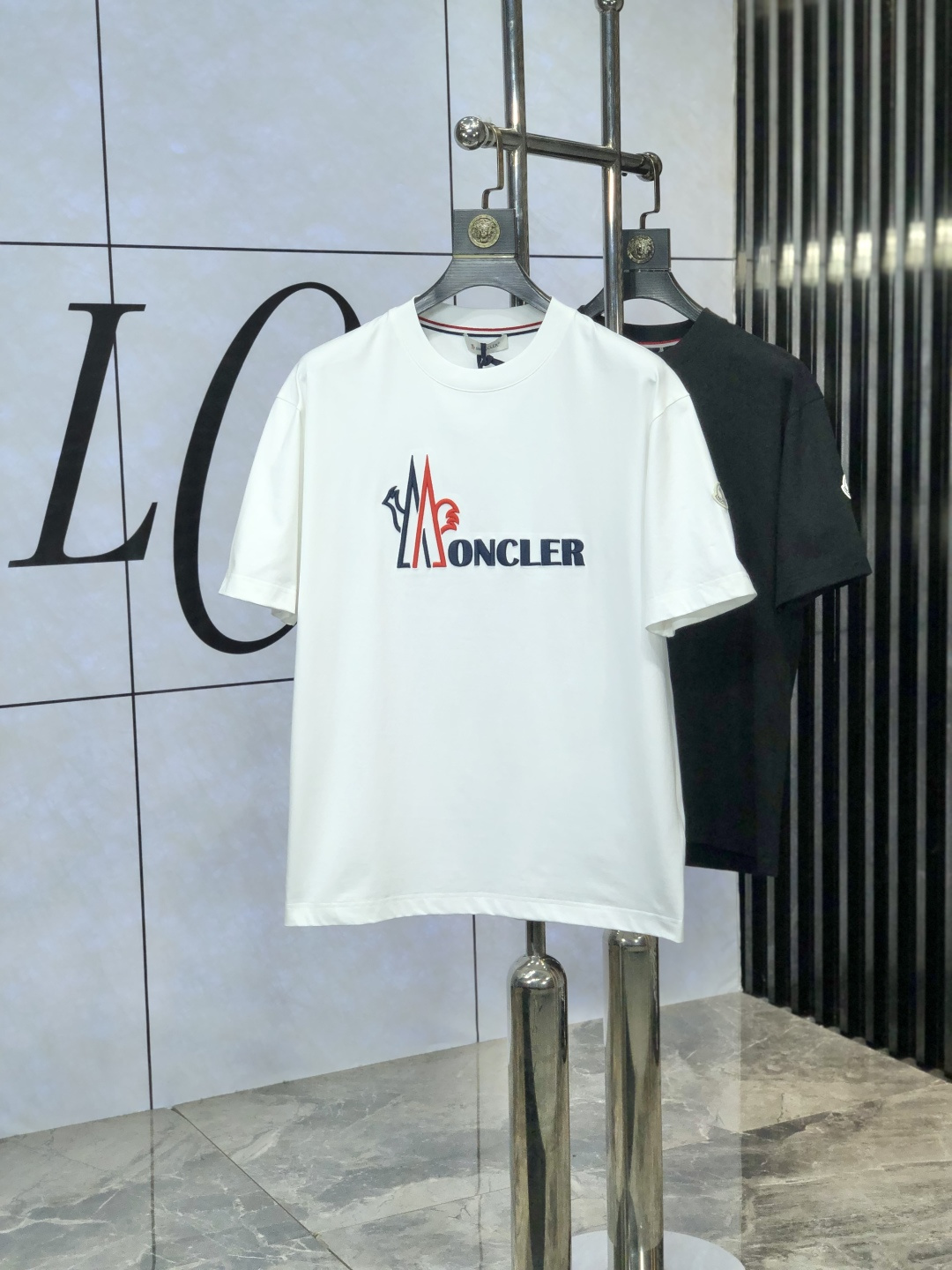 NO:151923,.录口. The latest short-sleeved round-neck T-shirt in the first spring and summer 2025 new spring and summer counter, high-end customization, avant-garde and fashionable design!  Brand logo heavy craft design, high-end customized mercerated cloud cotton fabric, soft feel, comfortable to wear, exquisite counter-level car line. K1 is finely crafted and has an invincible and handsome upper body effect!  A must-have item for handsome men!  Count M-3XL. m wear 175/130, Moncler, T-shirt,tees, t-shirt,alexander wang19860909.蒙口.2025春夏新款首发专柜最新款短袖圆领T恤 高端订制 设计前卫时尚！品牌logo重工艺设计 高端定制丝光云朵棉面料.手感柔软.穿着舒适.专柜级别精致车线.k1做工精细.上身效果无敌帅气！型男必备单品！ 码数M-3XL. m穿175/130,,Moncler,T-shirt,tees，t-shirt,alexander wang,Men's clothing