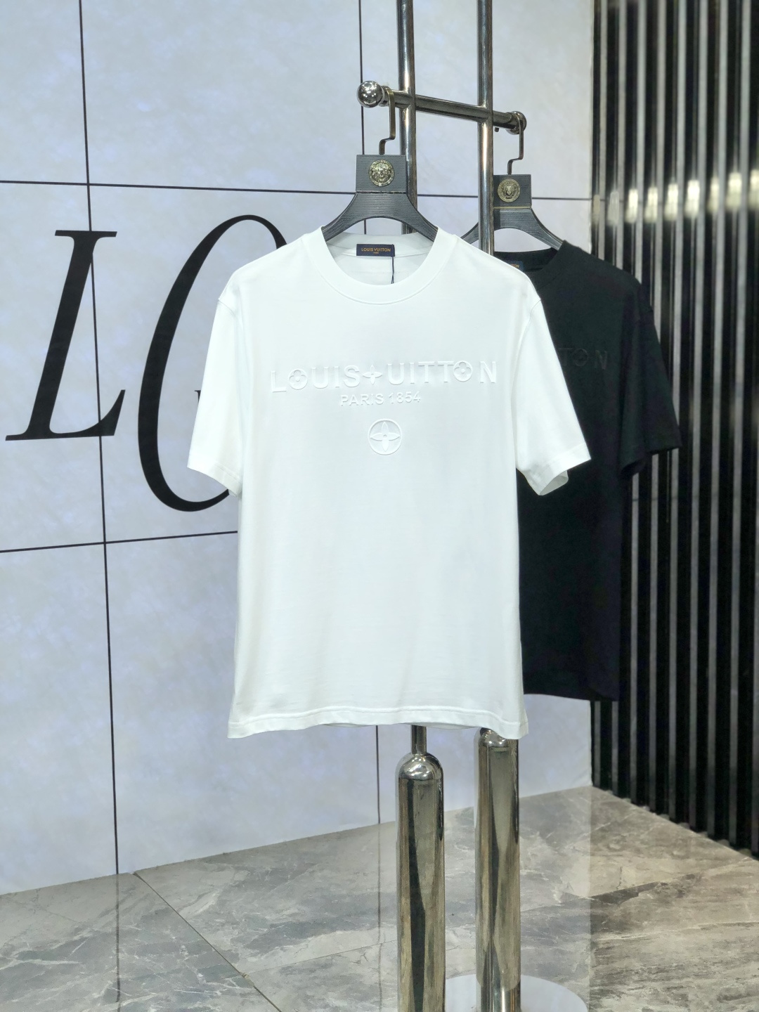 NO:151929,.Lv.2025 spring and summer new style first-time counter latest short-sleeved round-neck T-shirt, high-end customization, avant-garde and fashionable design!  Brand logo heavy craft design, high-end customized mercerated cloud cotton fabric, soft feel, comfortable to wear, exquisite counter-level car line. K1 is finely crafted and has an invincible and handsome upper body effect!  A must-have item for handsome men!  Count M-3XL. m wear 175/130, louis vuitton, T-shirt,tees, t-shirt,alexander wang19860909.Lv.2025春夏新款首发专柜最新款短袖圆领T恤 高端订制 设计前卫时尚！品牌logo重工艺设计 高端定制丝光云朵棉面料.手感柔软.穿着舒适.专柜级别精致车线.k1做工精细.上身效果无敌帅气！型男必备单品！ 码数M-3XL. m穿175/130,,louis vuitton,T-shirt,tees，t-shirt,alexander wang,Men's clothing