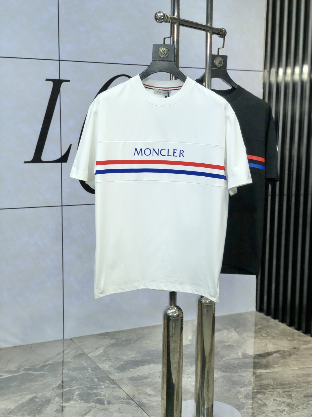 NO:151938,.录口. The latest short-sleeved round-neck T-shirt in the first spring and summer 2025 new spring and summer counter, high-end customization, avant-garde and fashionable design!  Brand logo heavy craft design, high-end customized mercerated cloud cotton fabric, soft feel, comfortable to wear, exquisite counter-level car line. K1 is finely crafted and has an invincible and handsome upper body effect!  A must-have item for handsome men!  Count M-3XL. m wear 175/130, Moncler, T-shirt,tees, t-shirt,alexander wang19860909.蒙口.2025春夏新款首发专柜最新款短袖圆领T恤 高端订制 设计前卫时尚！品牌logo重工艺设计 高端定制丝光云朵棉面料.手感柔软.穿着舒适.专柜级别精致车线.k1做工精细.上身效果无敌帅气！型男必备单品！ 码数M-3XL. m穿175/130,,Moncler,T-shirt,tees，t-shirt,alexander wang,Men's clothing