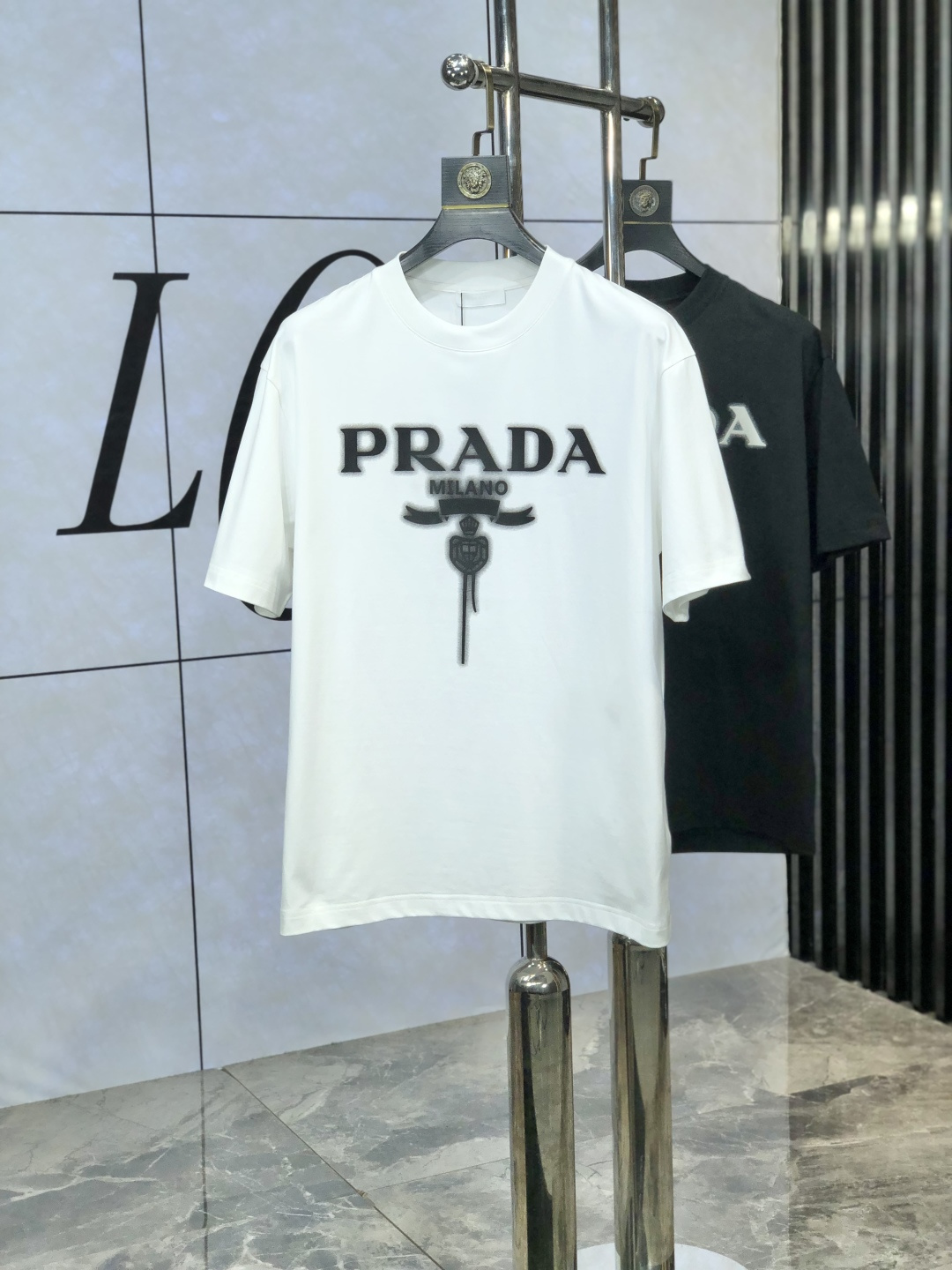 NO:151933,.Prada. The latest short-sleeved round-neck T-shirt in the first spring and summer 2025 new spring and summer counter, high-end customization, avant-garde and fashionable design!  Brand logo heavy craft design, high-end customized mercerated cloud cotton fabric, soft feel, comfortable to wear, exquisite counter-level car line. K1 is finely crafted and has an invincible and handsome upper body effect!  A must-have item for handsome men!  Count M-3XL. m wear 175/130, prada, T-shirt,tees, t-shirt,alexander wang19860909.普拉达.2025春夏新款首发专柜最新款短袖圆领T恤 高端订制 设计前卫时尚！品牌logo重工艺设计 高端定制丝光云朵棉面料.手感柔软.穿着舒适.专柜级别精致车线.k1做工精细.上身效果无敌帅气！型男必备单品！ 码数M-3XL. m穿175/130,,prada,T-shirt,tees，t-shirt,alexander wang,Men's clothing