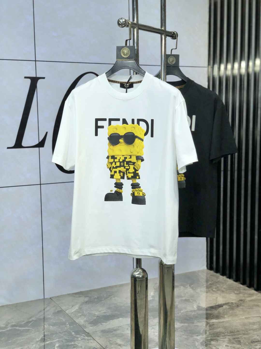 NO:151943,.Fendi. The latest short-sleeved round-neck T-shirt in the first spring and summer 2025 new spring and summer counter, high-end customization, avant-garde and fashionable design!  Brand logo heavy craft design, high-end customized mercerated cloud cotton fabric, soft feel, comfortable to wear, exquisite counter-level car line. K1 is finely crafted and has an invincible and handsome upper body effect!  A must-have item for handsome men!  Count M-3XL. m wear 175/130, fendi, T-shirt,tees, t-shirt,alexander wang19860909.芬迪.2025春夏新款首发专柜最新款短袖圆领T恤 高端订制 设计前卫时尚！品牌logo重工艺设计 高端定制丝光云朵棉面料.手感柔软.穿着舒适.专柜级别精致车线.k1做工精细.上身效果无敌帅气！型男必备单品！ 码数M-3XL. m穿175/130,,fendi,T-shirt,tees，t-shirt,alexander wang,Men's clothing