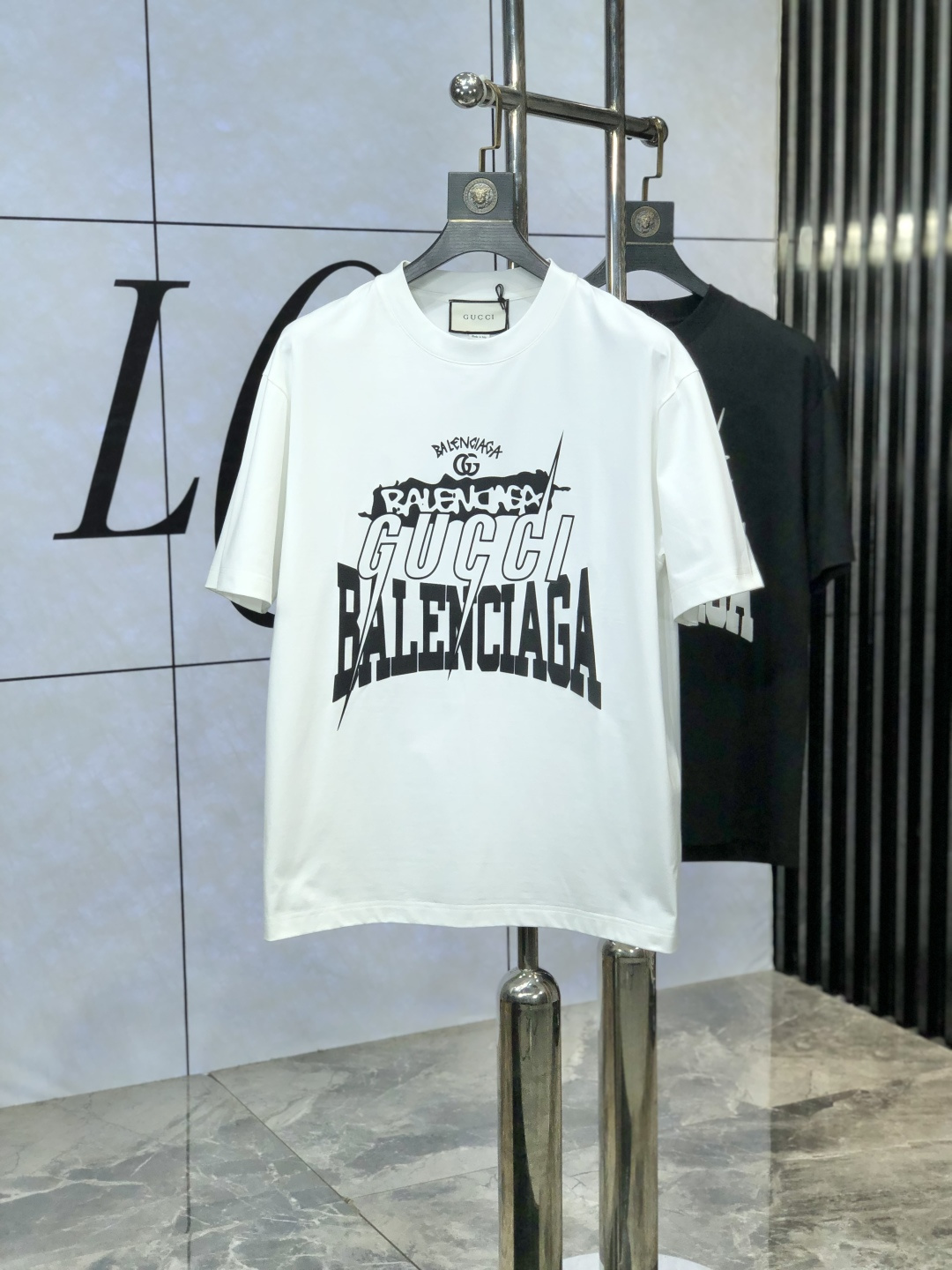 NO:151953,.Gucci.2025 spring and summer new style first-time counter latest short-sleeved round-neck T-shirt, high-end customization, avant-garde and fashionable design!  Brand logo heavy craft design, high-end customized mercerated cloud cotton fabric, soft feel, comfortable to wear, exquisite counter-level car line. K1 is finely crafted and has an invincible and handsome upper body effect!  A must-have item for handsome men!  Count M-3XL. m wear 175/130, gucci, T-shirt,tees, t-shirt,alexander wang19860909.Gucci.2025春夏新款首发专柜最新款短袖圆领T恤 高端订制 设计前卫时尚！品牌logo重工艺设计 高端定制丝光云朵棉面料.手感柔软.穿着舒适.专柜级别精致车线.k1做工精细.上身效果无敌帅气！型男必备单品！ 码数M-3XL. m穿175/130,,gucci,T-shirt,tees，t-shirt,alexander wang,Men's clothing