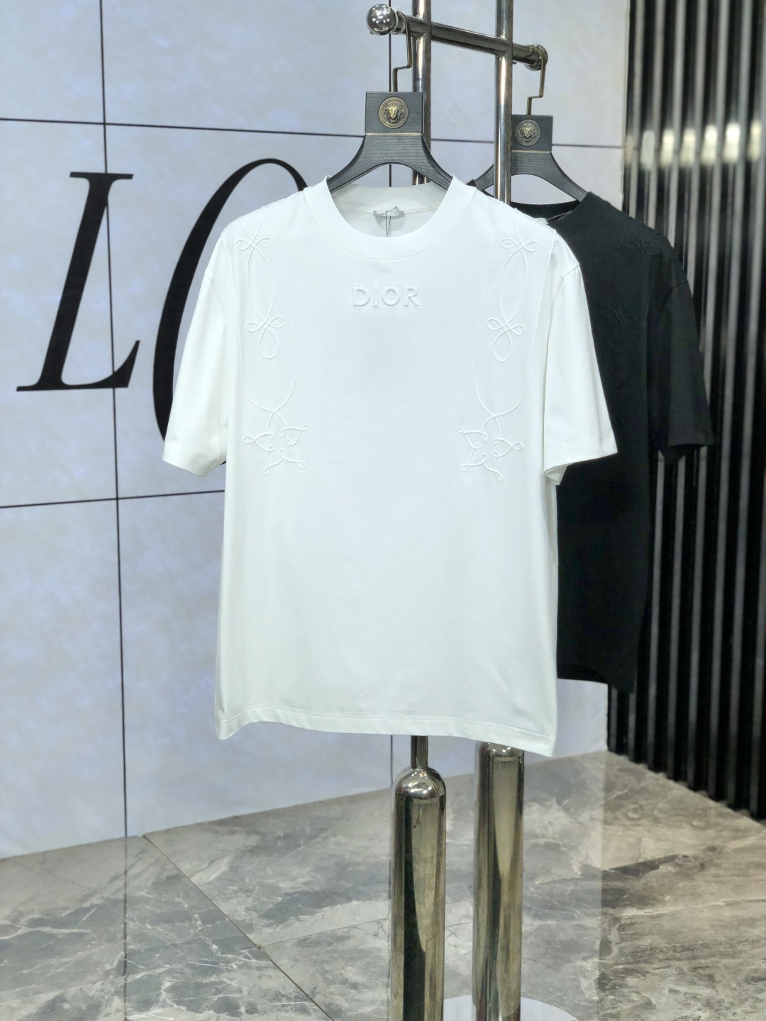 NO:151958,.Dior.2025 spring and summer new style first-time counter latest short-sleeved round-neck T-shirt, high-end customization, avant-garde and fashionable design!  Brand logo heavy craft design, high-end customized mercerated cloud cotton fabric, soft feel, comfortable to wear, exquisite counter-level car line. K1 is finely crafted and has an invincible and handsome upper body effect!  A must-have item for handsome men!  yard M-3XL. m wear 175/130,dior,T-shirt,tees,t-shirt,alexander wang19860909.Dior.2025春夏新款首发专柜最新款短袖圆领T恤 高端订制 设计前卫时尚！品牌logo重工艺设计 高端定制丝光云朵棉面料.手感柔软.穿着舒适.专柜级别精致车线.k1做工精细.上身效果无敌帅气！型男必备单品！ 码数M-3XL. m穿175/130,,dior,T-shirt,tees，t-shirt,alexander wang,Men's clothing