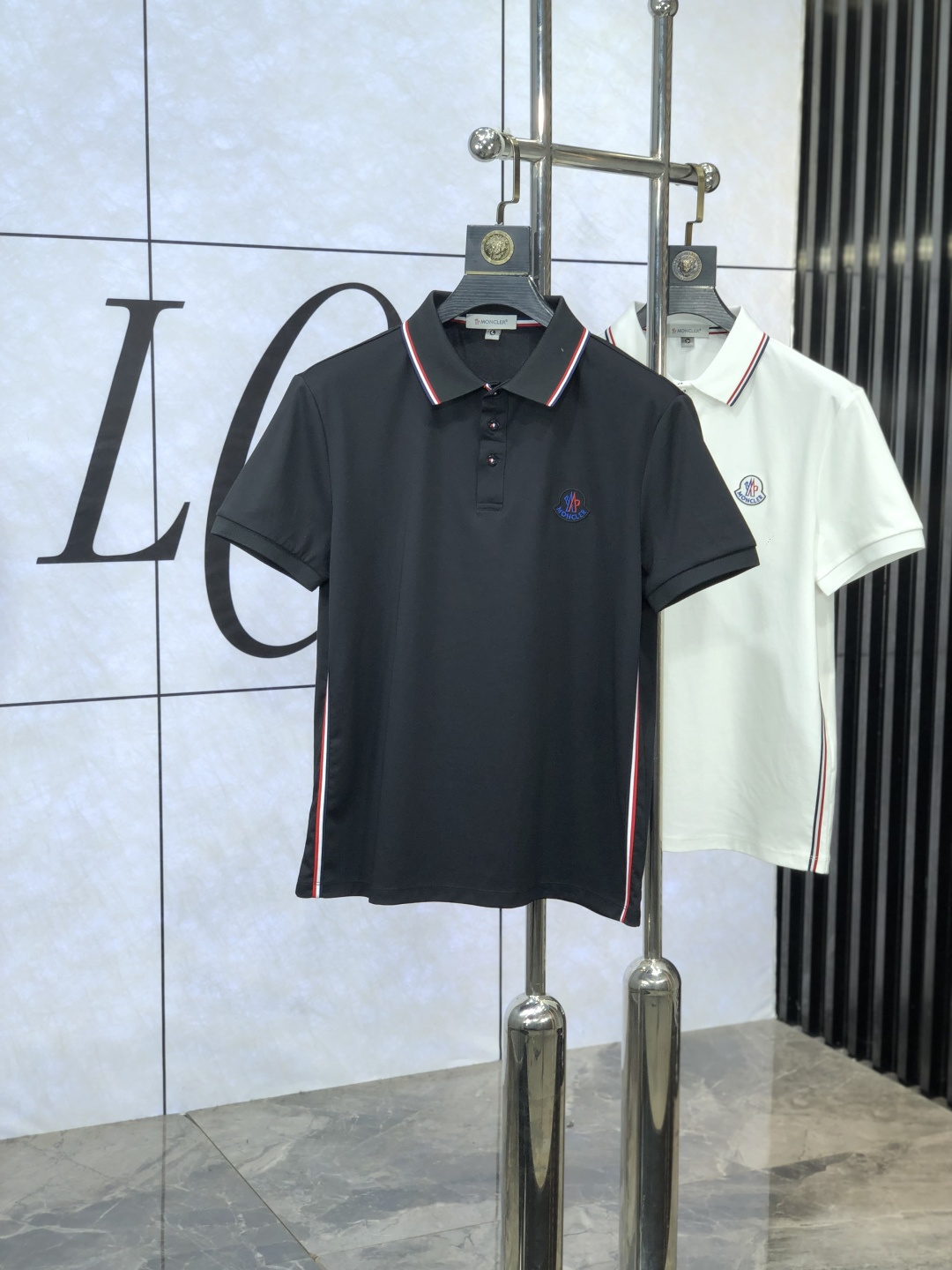 NO:454352,.The 2025 spring and summer new men's logo short-sleeved polo shirt continues the classic business casual lapel POLO shirt. This Polo shirt is made of mercerized double-sided cotton bead floor fabric, and the timeless design can transcend fashion trends. The classic style, the 2-brand LOGO three-dimensional and unique, making the overall more detailed. The combination style, the fabric is made of cotton beaded material, comfortable, skin-friendly, breathable, and is a very practical wear for daily commuting and leisure. Highly recommended. Size M-3XL m wear 175/130, Moncler, T-shirt, alexander wang19860909.蒙口.2025春夏新款男士标识短袖polo衫,延续经典商务休闲翻领POLO恤.该款Polo衫采用丝光双面棉质珠地面料制成,隽永设计可跨越时尚潮流.经典款型,2品牌LOGO立体别致,让整体更具细节感 合体的版型,面料采用全棉珠地料,舒适,亲肤,透气好,平时通勤休闲都很实穿的一款 强烈推荐.尺码M-3XL m穿175/130,,Moncler,T-shirt,alexander wang,Men's clothing