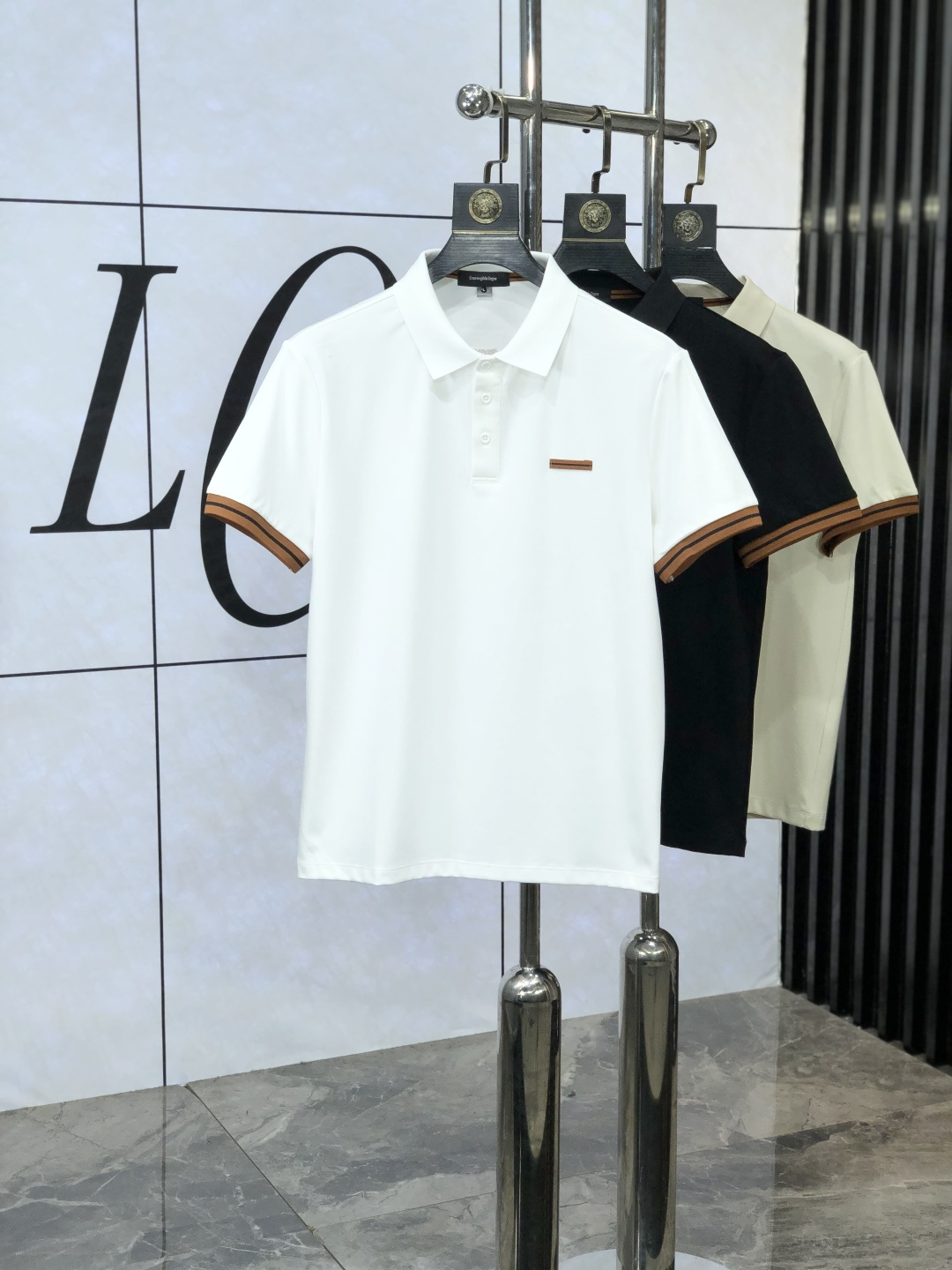 NO:454357,.Jenia. The new spring and summer 2025 new men's logo short-sleeved polo shirt, continuing the classic business casual lapel POLO shirt. This Polo shirt is made of mercerized double-sided cotton bead floor fabric, and the timeless design can transcend fashion trends. Classic style, 2-brand LOGO three-dimensional and unique, making the whole more detailed. The combination style, the fabric is made of cotton beaded material, comfortable, skin-friendly, breathable, and is a very practical model for daily commuting and leisure. Highly recommended. Size M-3XL m wear 175/130, zegna, T-shirt, alexander wang19860909.杰尼亚.2025春夏新款男士标识短袖polo衫,延续经典商务休闲翻领POLO恤.该款Polo衫采用丝光双面棉质珠地面料制成,隽永设计可跨越时尚潮流.经典款型,2品牌LOGO立体别致,让整体更具细节感 合体的版型,面料采用全棉珠地料,舒适,亲肤,透气好,平时通勤休闲都很实穿的一款 强烈推荐.尺码M-3XL m穿175/130,,zegna,T-shirt,alexander wang,Men's clothing