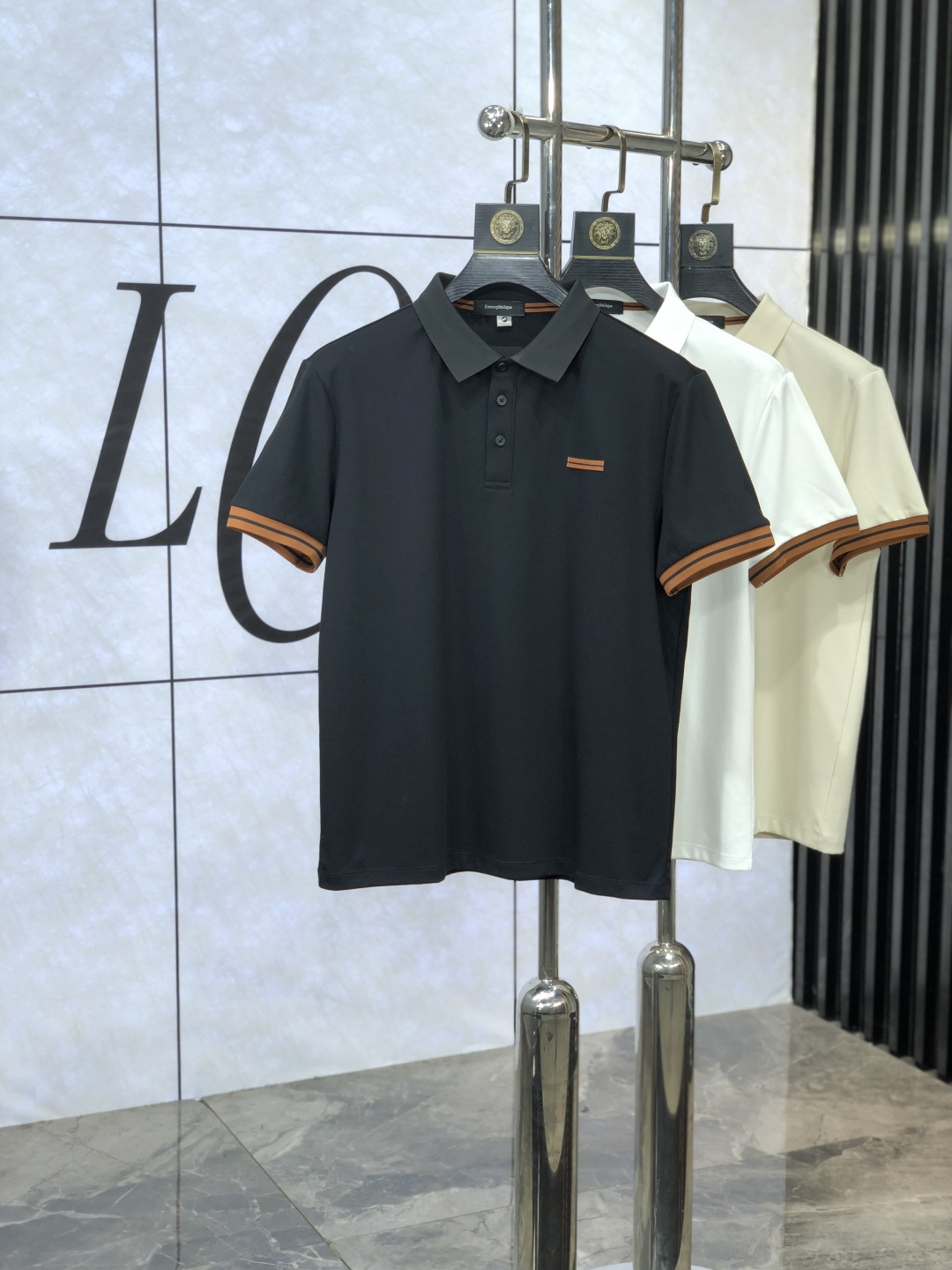 NO:440650,.Jenia. The new spring and summer 2025 new men's logo short-sleeved polo shirt, continuing the classic business casual lapel POLO shirt. This Polo shirt is made of mercerized double-sided cotton bead floor fabric, and the timeless design can transcend fashion trends. Classic style, 2-brand LOGO three-dimensional and unique, making the whole more detailed. The combination style, the fabric is made of cotton beaded material, comfortable, skin-friendly, breathable, and is a very practical model for daily commuting and leisure. Highly recommended. Size M-3XL m wear 175/130, zegna, T-shirt, alexander wang19860909.杰尼亚.2025春夏新款男士标识短袖polo衫,延续经典商务休闲翻领POLO恤.该款Polo衫采用丝光双面棉质珠地面料制成,隽永设计可跨越时尚潮流.经典款型,2品牌LOGO立体别致,让整体更具细节感 合体的版型,面料采用全棉珠地料,舒适,亲肤,透气好,平时通勤休闲都很实穿的一款 强烈推荐.尺码M-3XL m穿175/130,,zegna,T-shirt,alexander wang,Men's clothing