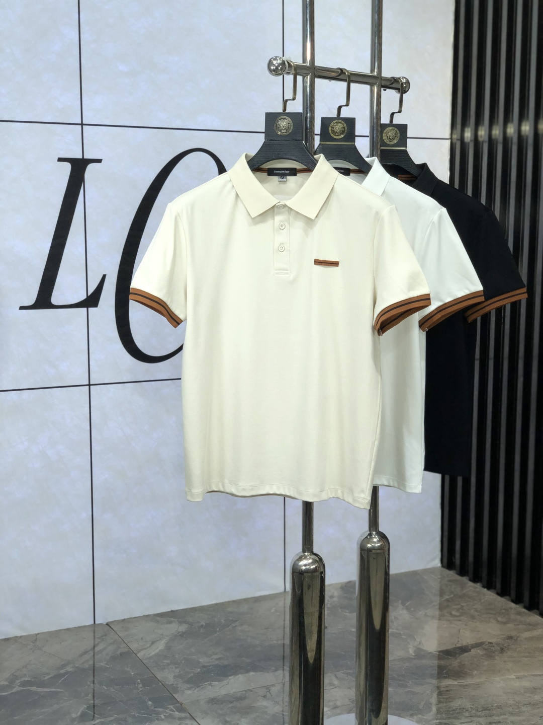 NO:454359,.Jenia. The new spring and summer 2025 short-sleeved men's logo short-sleeved polo shirt continues the classic business casual lapel POLO shirt. This Polo shirt is made of mercerized double-sided cotton bead floor fabric, and the timeless design can transcend fashion trends. Classic style, 2-brand LOGO three-dimensional and unique, making the whole more detailed. The combination style, the fabric is made of cotton beaded material, comfortable, skin-friendly, breathable, and is a very practical wear for daily commuting and leisure. Highly recommended. Size M-3XL m wear 175/130, zegna, T-shirt, alexander wang19860909.杰尼亚. 2025春夏新款男士标识短袖polo衫,延续经典商务休闲翻领POLO恤.该款Polo衫采用丝光双面棉质珠地面料制成,隽永设计可跨越时尚潮流.经典款型,2品牌LOGO立体别致,让整体更具细节感 合体的版型,面料采用全棉珠地料,舒适,亲肤,透气好,平时通勤休闲都很实穿的一款 强烈推荐.尺码M-3XL m穿175/130,,zegna,T-shirt,alexander wang,Men's clothing