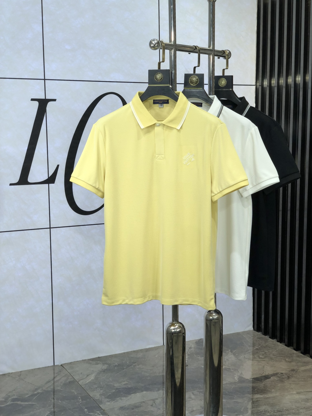 NO:454363,.Lv. 2025 spring and summer new men's logo short-sleeved polo shirt, continuing the classic business casual lapel POLO shirt. This Polo shirt is made of mercerized double-sided cotton bead floor fabric, and the timeless design can transcend fashion trends. Classic style, 2-brand LOGO three-dimensional and unique, making the whole more detailed. The combination style, the fabric is made of cotton beaded material, comfortable, skin-friendly, breathable, and is a very practical wear for daily commuting and leisure. Highly recommended. Size M-3XL m wear 175/130,,louis vuitton, T-shirt, alexander wang19860909.Lv.2025春夏新款男士标识短袖polo衫,延续经典商务休闲翻领POLO恤.该款Polo衫采用丝光双面棉质珠地面料制成,隽永设计可跨越时尚潮流.经典款型,2品牌LOGO立体别致,让整体更具细节感 合体的版型,面料采用全棉珠地料,舒适,亲肤,透气好,平时通勤休闲都很实穿的一款 强烈推荐.尺码M-3XL m穿175/130,,louis vuitton,T-shirt,alexander wang,Men's clothing