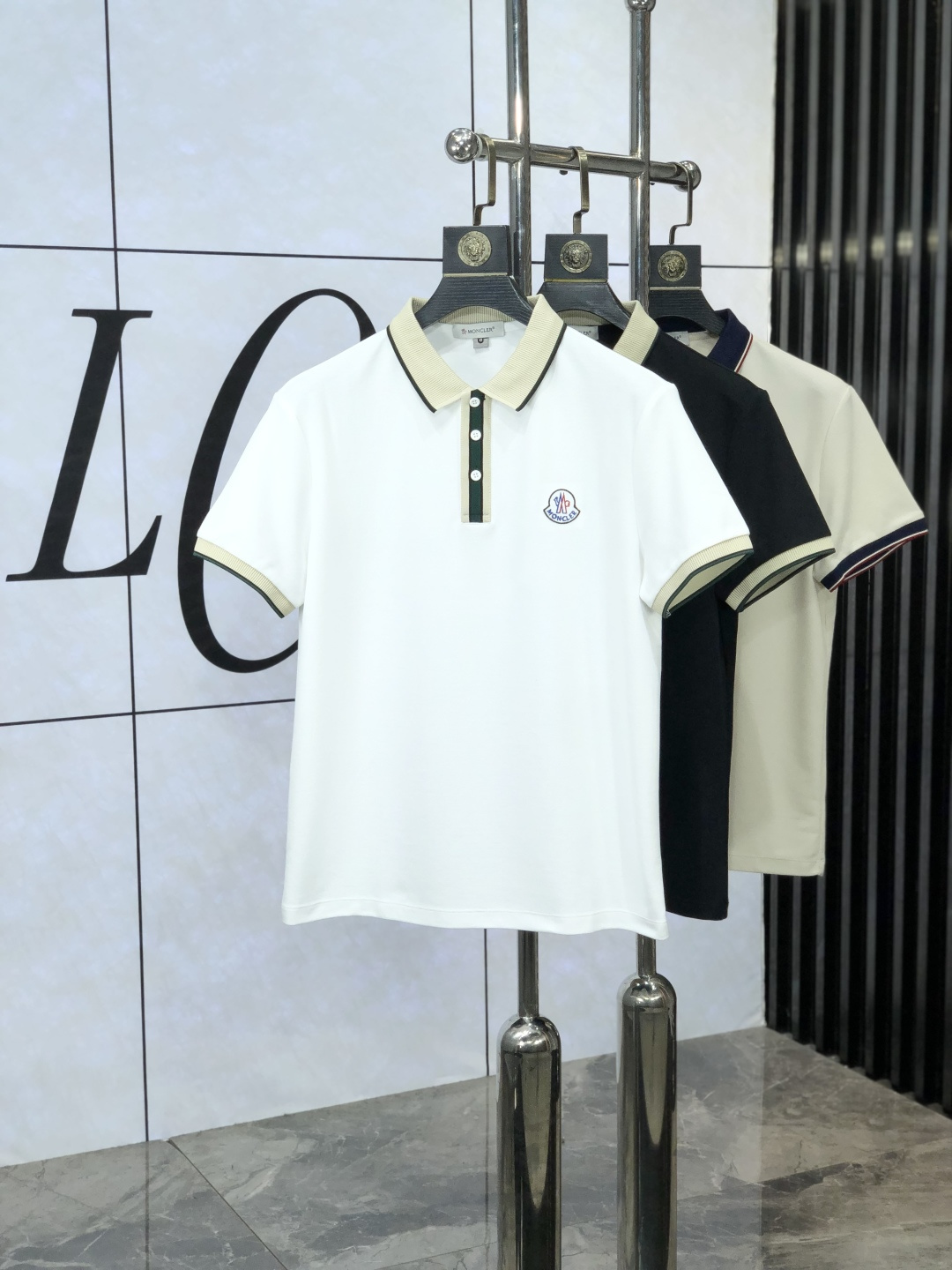 NO:504127,.The 2025 spring and summer new men's logo short-sleeved polo shirt continues the classic business casual lapel POLO shirt. This Polo shirt is made of mercerized double-sided cotton bead floor fabric, and the timeless design can transcend fashion trends. The classic style, the 2-brand LOGO three-dimensional and unique, making the overall more detailed. The combination style, the fabric is made of all-cotton beaded material, comfortable, skin-friendly, breathable, and is a very practical wear for daily commuting and leisure. Highly recommended. Size M-3XL m wear 175/130, Moncler, T-shirt, alexander wang19860909.蒙口.2025春夏新款男士标识短袖polo衫,延续经典商务休闲翻领POLO恤.该款Polo衫采用丝光双面棉质珠地面料制成,隽永设计可跨越时尚潮流.经典款型,2品牌LOGO立体别致,让整体更具细节感 合体的版型,面料采用全棉珠地料,舒适,亲肤,透气好,平时通勤休闲都很实穿的一款 强烈推荐.尺码M-3XL m穿175/130,,Moncler,T-shirt,alexander wang,Men's clothing
