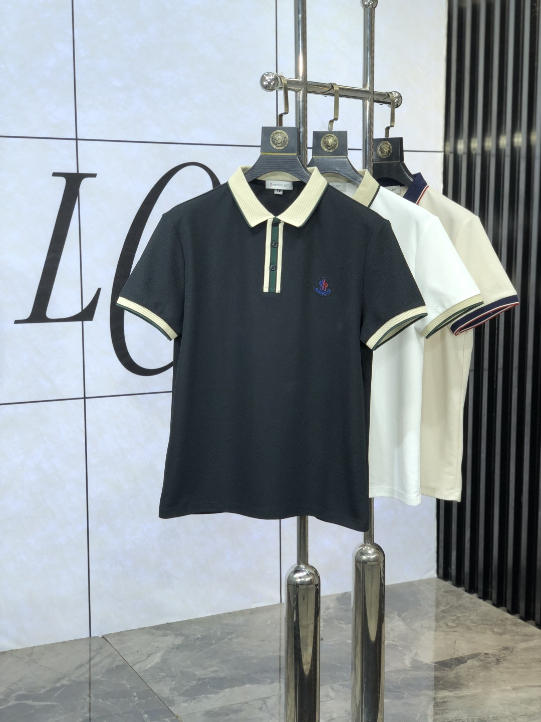 NO:477981,.The 2025 spring and summer new men's logo short-sleeved polo shirt continues the classic business casual lapel POLO shirt. This Polo shirt is made of mercerized double-sided cotton bead floor fabric, and the timeless design can transcend fashion trends. The classic style, the 2-brand LOGO three-dimensional and unique, making the overall more detailed. The combination style, the fabric is made of all-cotton beaded material, comfortable, skin-friendly, breathable, and is a very practical model for daily commuting and leisure. Highly recommended. Size M-3XL m wear 175/130, Moncler, T-shirt, alexander wang19860909.蒙口.2025春夏新款男士标识短袖polo衫,延续经典商务休闲翻领POLO恤.该款Polo衫采用丝光双面棉质珠地面料制成,隽永设计可跨越时尚潮流.经典款型,2品牌LOGO立体别致,让整体更具细节感 合体的版型,面料采用全棉珠地料,舒适,亲肤,透气好,平时通勤休闲都很实穿的一款 强烈推荐.尺码M-3XL m穿175/130,,Moncler,T-shirt,alexander wang,Men's clothing