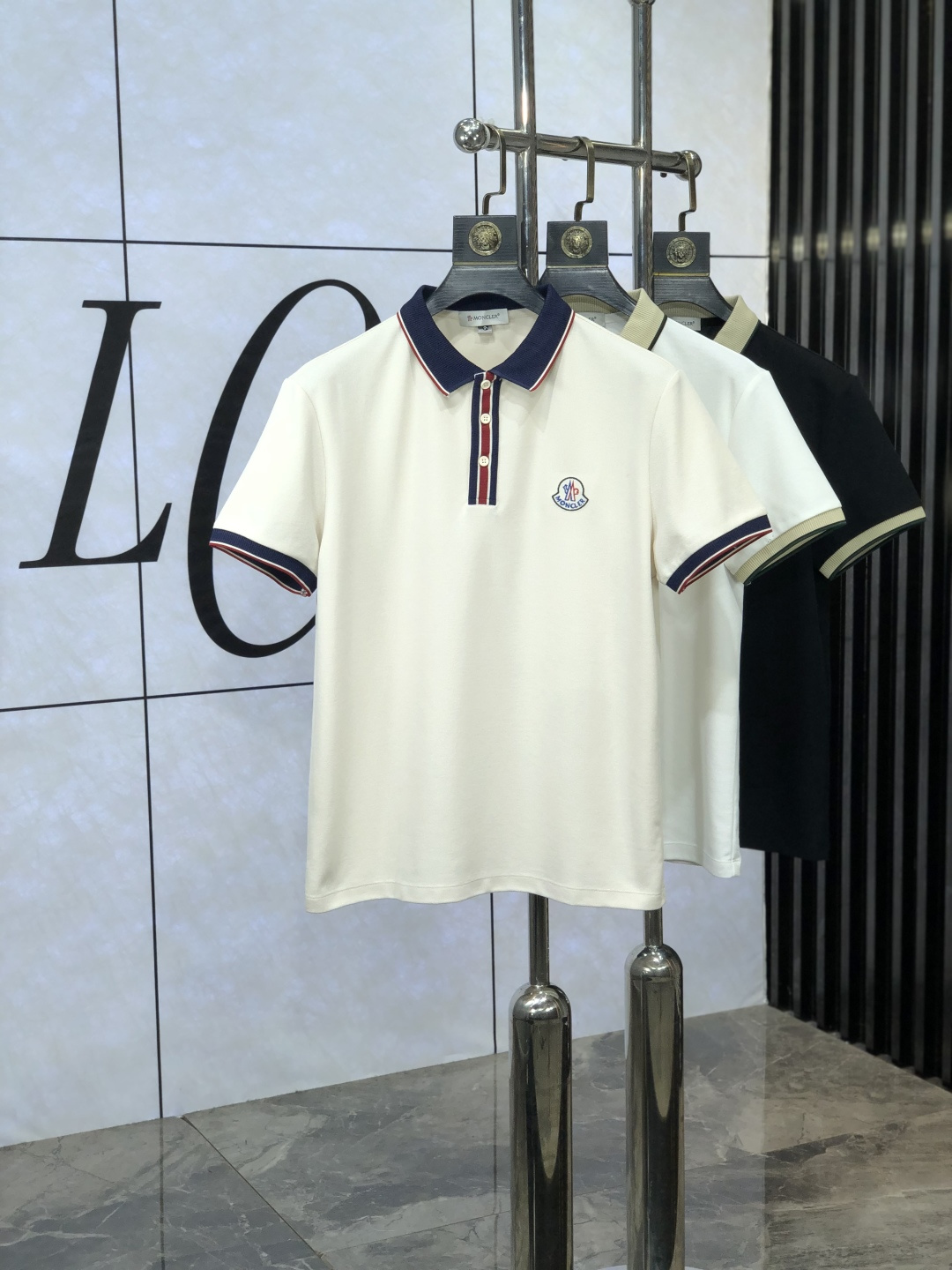 NO:475090,.The 2025 spring and summer new men's logo short-sleeved polo shirt continues the classic business casual lapel POLO shirt. This Polo shirt is made of mercerized double-sided cotton bead floor fabric, and the timeless design can transcend fashion trends. The classic style, the 2-brand LOGO three-dimensional and unique, making the overall more detailed. The combination style, the fabric is made of all-cotton beaded material, comfortable, skin-friendly, breathable, and is a very practical model for daily commuting and leisure. Highly recommended. Size M-3XL m wear 175/130, Moncler, T-shirt, alexander wang19860909.蒙口.2025春夏新款男士标识短袖polo衫,延续经典商务休闲翻领POLO恤.该款Polo衫采用丝光双面棉质珠地面料制成,隽永设计可跨越时尚潮流.经典款型,2品牌LOGO立体别致,让整体更具细节感 合体的版型,面料采用全棉珠地料,舒适,亲肤,透气好,平时通勤休闲都很实穿的一款 强烈推荐.尺码M-3XL m穿175/130,,Moncler,T-shirt,alexander wang,Men's clothing