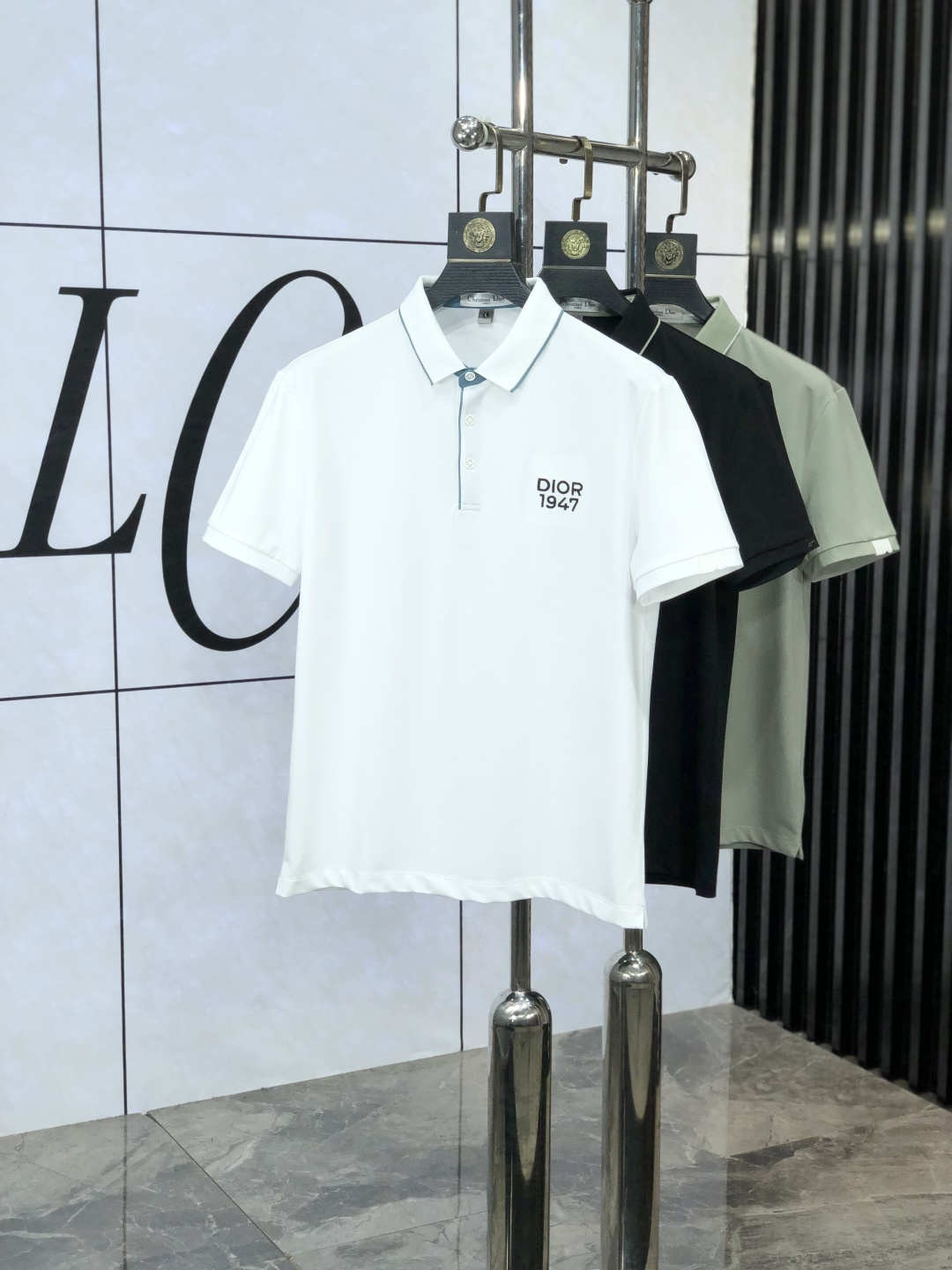 NO:440572,.Dior.2025 spring and summer new men's logo short-sleeved polo shirt, continuing the classic business casual lapel POLO shirt. This Polo shirt is made of mercerized double-sided cotton bead floor fabric, and the timeless design can transcend fashion trends. Classic style, 2-brand LOGO three-dimensional and unique, making the overall more detailed. The combination style, the fabric is made of all-cotton beaded material, comfortable, skin-friendly, breathable, and is a very practical model for daily commuting and leisure. Highly recommended. Size M-3XL m wear 175/130,,dior,T-shirt,alexander wang19860909.Dior.2025春夏新款男士标识短袖polo衫,延续经典商务休闲翻领POLO恤.该款Polo衫采用丝光双面棉质珠地面料制成,隽永设计可跨越时尚潮流.经典款型,2品牌LOGO立体别致,让整体更具细节感 合体的版型,面料采用全棉珠地料,舒适,亲肤,透气好,平时通勤休闲都很实穿的一款 强烈推荐.尺码M-3XL m穿175/130,,dior,T-shirt,alexander wang,Men's clothing