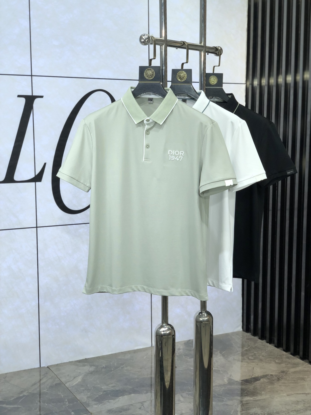 NO:472777,.Dior.2025 spring and summer new men's logo short-sleeved polo shirt, continuing the classic business casual lapel POLO shirt. This Polo shirt is made of mercerized double-sided cotton bead floor fabric, and the timeless design can transcend fashion trends. Classic style, 2-brand LOGO three-dimensional and unique, making the overall more detailed. The combination style, the fabric is made of all-cotton beaded material, comfortable, skin-friendly, breathable, and is a very practical model for daily commuting and leisure. Highly recommended. Size M-3XL m wear 175/130,,dior,T-shirt,alexander wang19860909.Dior.2025春夏新款男士标识短袖polo衫,延续经典商务休闲翻领POLO恤.该款Polo衫采用丝光双面棉质珠地面料制成,隽永设计可跨越时尚潮流.经典款型,2品牌LOGO立体别致,让整体更具细节感 合体的版型,面料采用全棉珠地料,舒适,亲肤,透气好,平时通勤休闲都很实穿的一款 强烈推荐.尺码M-3XL m穿175/130,,dior,T-shirt,alexander wang,Men's clothing