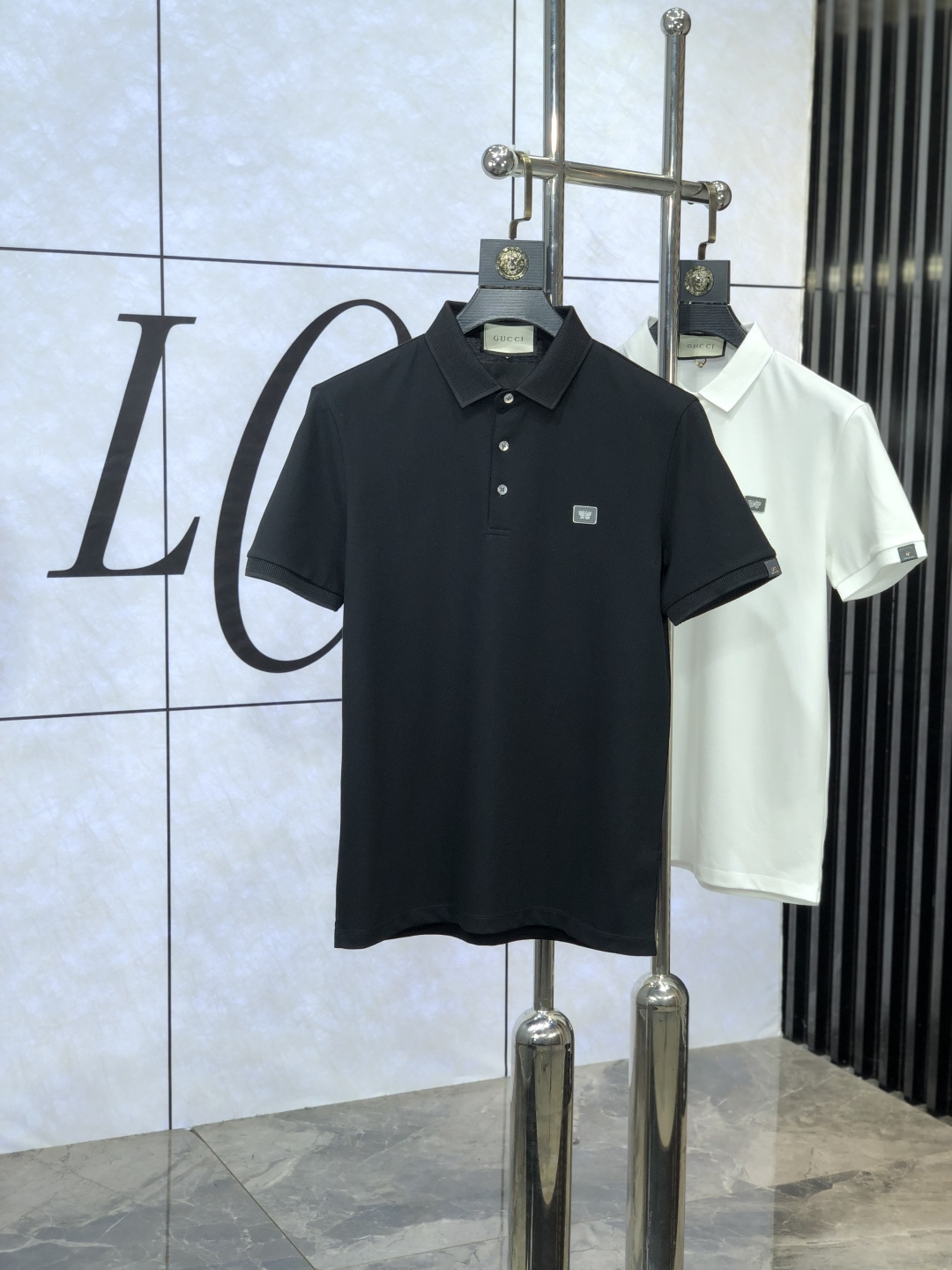 NO:472779,.Gucci.2025 spring and summer new men's logo short-sleeved polo shirt, continuing the classic business casual lapel POLO shirt. This Polo shirt is made of mercerized double-sided cotton bead floor fabric, and the timeless design can transcend fashion trends. Classic style, 2-brand LOGO three-dimensional and unique, making the overall more detailed. The combination style, the fabric is made of cotton beaded material, comfortable, skin-friendly, breathable, and is a very practical wear for daily commuting and leisure. Highly recommended. Size M-3XL m wear 175/130, gucci, T-shirt, alexander wang19860909.Gucci.2025春夏新款男士标识短袖polo衫,延续经典商务休闲翻领POLO恤.该款Polo衫采用丝光双面棉质珠地面料制成,隽永设计可跨越时尚潮流.经典款型,2品牌LOGO立体别致,让整体更具细节感 合体的版型,面料采用全棉珠地料,舒适,亲肤,透气好,平时通勤休闲都很实穿的一款 强烈推荐.尺码M-3XL m穿175/130,,gucci,T-shirt,alexander wang,Men's clothing