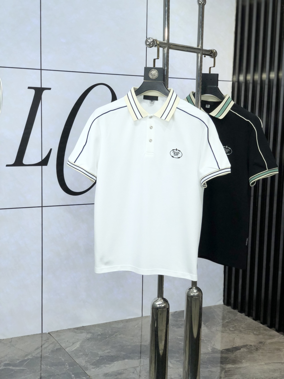 NO:472785,.Prada. 2025 spring and summer new men's logo short-sleeved polo shirt, continuing the classic business casual lapel POLO shirt. This Polo shirt is made of mercerized double-sided cotton bead floor fabric, and the timeless design can transcend fashion trends. Classic style, 2-brand LOGO three-dimensional and unique, making the overall more detailed. The combination style, the fabric is made of all-cotton beaded material, comfortable, skin-friendly, breathable, and is a very practical wear for daily commuting and leisure. Highly recommended. Size M-3XL m wear 175/130, prada, T-shirt, alexander wang19860909.普拉达.2025春夏新款男士标识短袖polo衫,延续经典商务休闲翻领POLO恤.该款Polo衫采用丝光双面棉质珠地面料制成,隽永设计可跨越时尚潮流.经典款型,2品牌LOGO立体别致,让整体更具细节感 合体的版型,面料采用全棉珠地料,舒适,亲肤,透气好,平时通勤休闲都很实穿的一款 强烈推荐.尺码M-3XL m穿175/130,,prada,T-shirt,alexander wang,Men's clothing