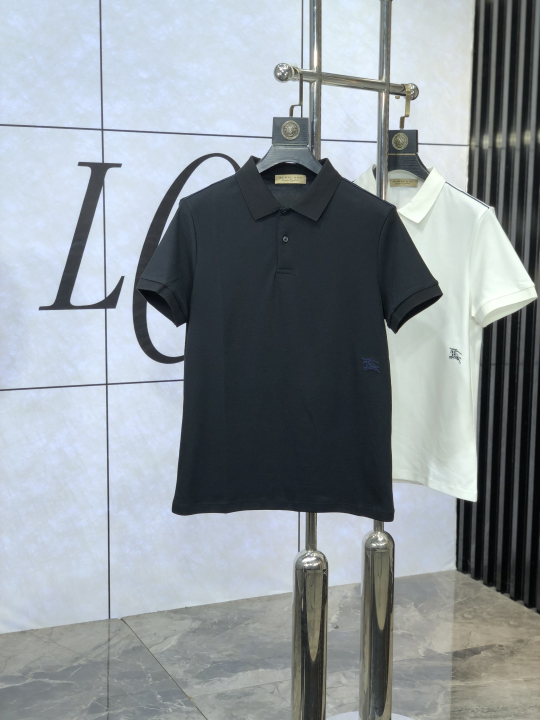 NO:501160,.Burberry. 2025 spring and summer new men's logo short-sleeved polo shirt, continuing the classic business casual lapel POLO shirt. This Polo shirt is made of mercerized double-sided cotton bead floor fabric, and the timeless design can transcend fashion trends. Classic style, 2-brand LOGO three-dimensional and unique, making the overall more detailed. The combination style, the fabric is made of cotton beaded material, comfortable, skin-friendly, breathable, and is a very practical wear for daily commuting and leisure. Highly recommended. Size M-3XL m wear 175/130, burberry, T-shirt, alexander wang19860909.巴宝莉.2025春夏新款男士标识短袖polo衫,延续经典商务休闲翻领POLO恤.该款Polo衫采用丝光双面棉质珠地面料制成,隽永设计可跨越时尚潮流.经典款型,2品牌LOGO立体别致,让整体更具细节感 合体的版型,面料采用全棉珠地料,舒适,亲肤,透气好,平时通勤休闲都很实穿的一款 强烈推荐.尺码M-3XL m穿175/130,,burberry,T-shirt,alexander wang,Men's clothing