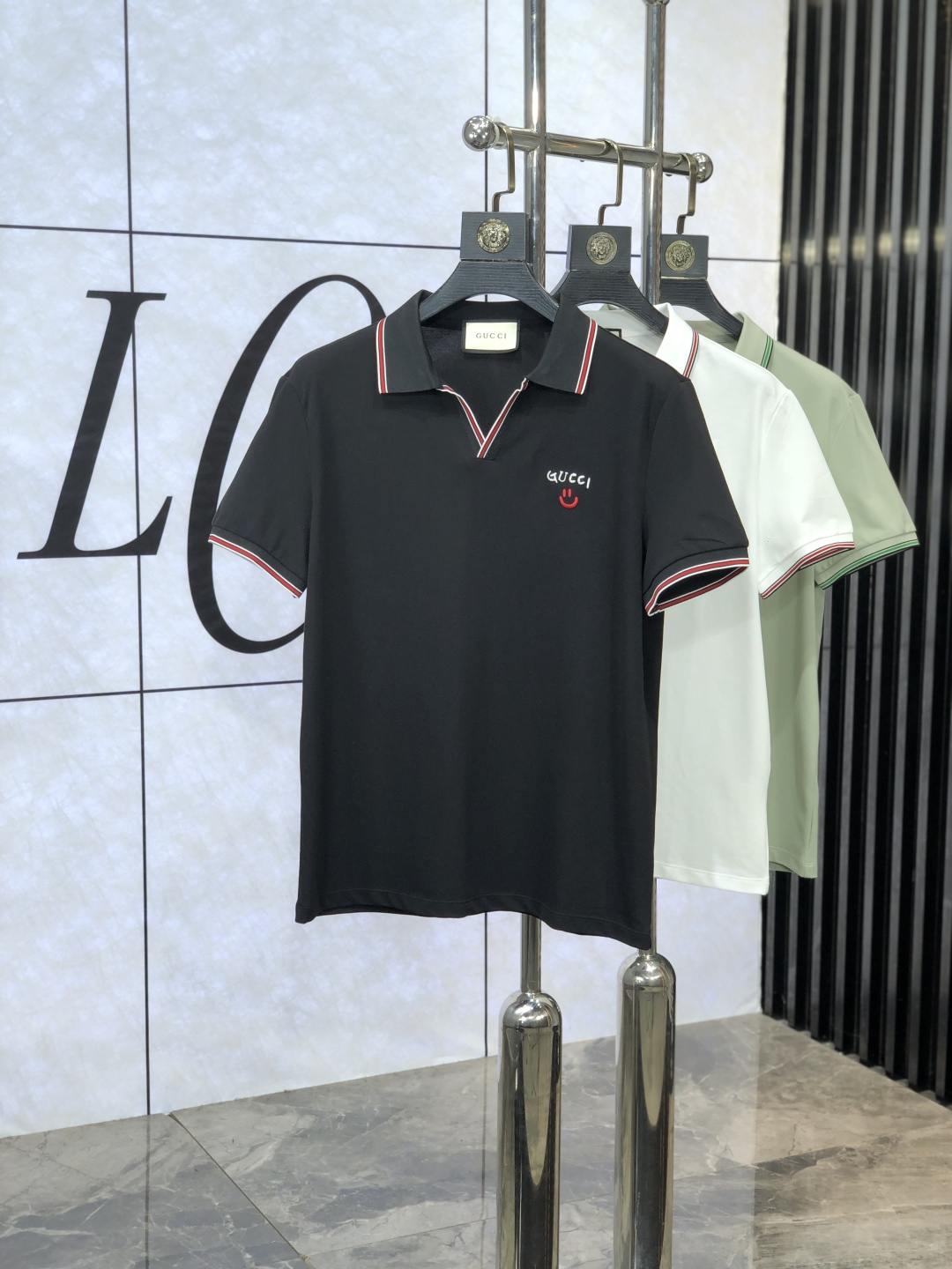 NO:454370,.Gucci.2025 spring and summer new men's logo short-sleeved polo shirt, continuing the classic business casual lapel POLO shirt. This Polo shirt is made of mercerized double-sided cotton bead floor fabric, and the timeless design can transcend fashion trends. Classic style, 2-brand LOGO three-dimensional and unique, making the overall more detailed. The combination style, the fabric is made of cotton beaded material, comfortable, skin-friendly, breathable, and is a very practical wear for daily commuting and leisure. Highly recommended. Size M-3XL m wear 175/130, gucci, T-shirt, alexander wang19860909.Gucci.2025春夏新款男士标识短袖polo衫,延续经典商务休闲翻领POLO恤.该款Polo衫采用丝光双面棉质珠地面料制成,隽永设计可跨越时尚潮流.经典款型,2品牌LOGO立体别致,让整体更具细节感 合体的版型,面料采用全棉珠地料,舒适,亲肤,透气好,平时通勤休闲都很实穿的一款 强烈推荐.尺码M-3XL m穿175/130,,gucci,T-shirt,alexander wang,Men's clothing
