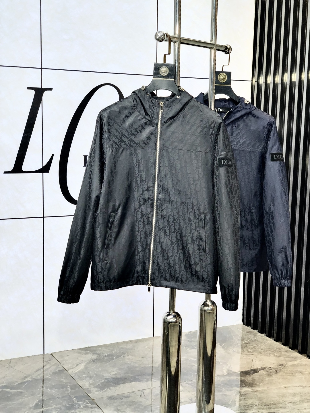 NO:130153,.Dior.25 early spring new product is available for sale, casual and daily wear!  The upper body modifies the body, perfectly combines fashion aesthetics with the concept of new urban business and leisure, and the Italian minimalist, capable and outdoor functional styles are interpreted in the ultimate form, both solemn and harmonious, creating a unique styling item. The overall outline tends to be simple, and the 1f is quite personalized and elegant, enriching the overall vision. The wardrobe business and leisure is excellent and has high attendance rate!  It is hard to find!  Count m-3XL m wear 175/130.,dior,jackets & coats,jackets & coats,alexander wang19860909.Dior.25早春新品发售夹克外套,休闲日常穿搭！上身修饰身形、将时装美学和新都市商务休闲概念完美融合,通体将意式的极简、干练和户外功能性风格极致诠释,亦庄亦谐,塑造出别具一格的造型单品,整体轮廓趋于简约风格,1f颇为个性且雅痞的细节处理,丰富了整体视觉.衣橱商务休闲绝佳的高出勤率！可遇而不可求！码数m-3XL m穿175/130.,,dior,jackets & coats,jackets & coats,alexander wang,Men's clothing