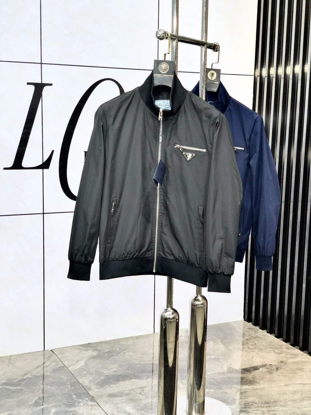 NO:130156,.Prada. 25 early spring new product is available for sale, casual and daily wear!  The upper body modifies the body, perfectly combines fashion aesthetics with the concept of new urban business and leisure, and the Italian minimalist, capable and outdoor functional styles are interpreted in the ultimate form, both solemn and harmonious, creating a unique styling item. The overall outline tends to be simple, and the 1f is quite personalized and elegant, enriching the overall vision. The wardrobe business and leisure is excellent and has high attendance rate!  It is hard to find!  Count m-3XL m wear 175/130.,,prada,jackets & coats,jackets & coats,alexander wang19860909.普拉达.25早春新品发售夹克外套,休闲日常穿搭！上身修饰身形、将时装美学和新都市商务休闲概念完美融合,通体将意式的极简、干练和户外功能性风格极致诠释,亦庄亦谐,塑造出别具一格的造型单品,整体轮廓趋于简约风格,1f颇为个性且雅痞的细节处理,丰富了整体视觉.衣橱商务休闲绝佳的高出勤率！可遇而不可求！码数m-3XL m穿175/130.,,prada,jackets & coats,jackets & coats,alexander wang,Men's clothing