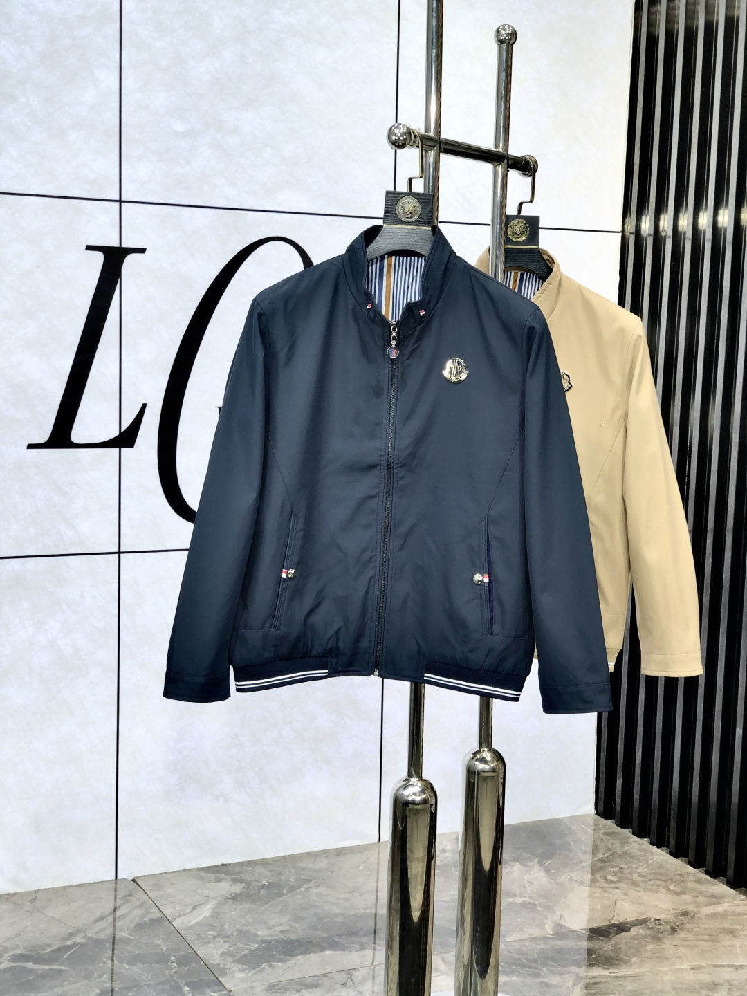 NO:130158,.The 25-year-old new product is available for sale in early spring, casual and daily wear!  The upper body modifies the body, perfectly combines fashion aesthetics with the concept of new urban business and leisure, and the Italian minimalist, capable and outdoor functional styles are interpreted in the ultimate form, both solemn and harmonious, creating a unique styling item. The overall outline tends to be simple, and the 1f is quite personalized and elegant, enriching the overall vision. The wardrobe business and leisure is excellent and has high attendance rate!  It is hard to find!  Count m-3XL m wear 175/130.,Moncler,jackets & coats,jackets & coats,alexander wang19860909.蒙口.25早春新品发售夹克外套,休闲日常穿搭！上身修饰身形、将时装美学和新都市商务休闲概念完美融合,通体将意式的极简、干练和户外功能性风格极致诠释,亦庄亦谐,塑造出别具一格的造型单品,整体轮廓趋于简约风格,1f颇为个性且雅痞的细节处理,丰富了整体视觉.衣橱商务休闲绝佳的高出勤率！可遇而不可求！码数m-3XL m穿175/130.,,Moncler,jackets & coats,jackets & coats,alexander wang,Men's clothing