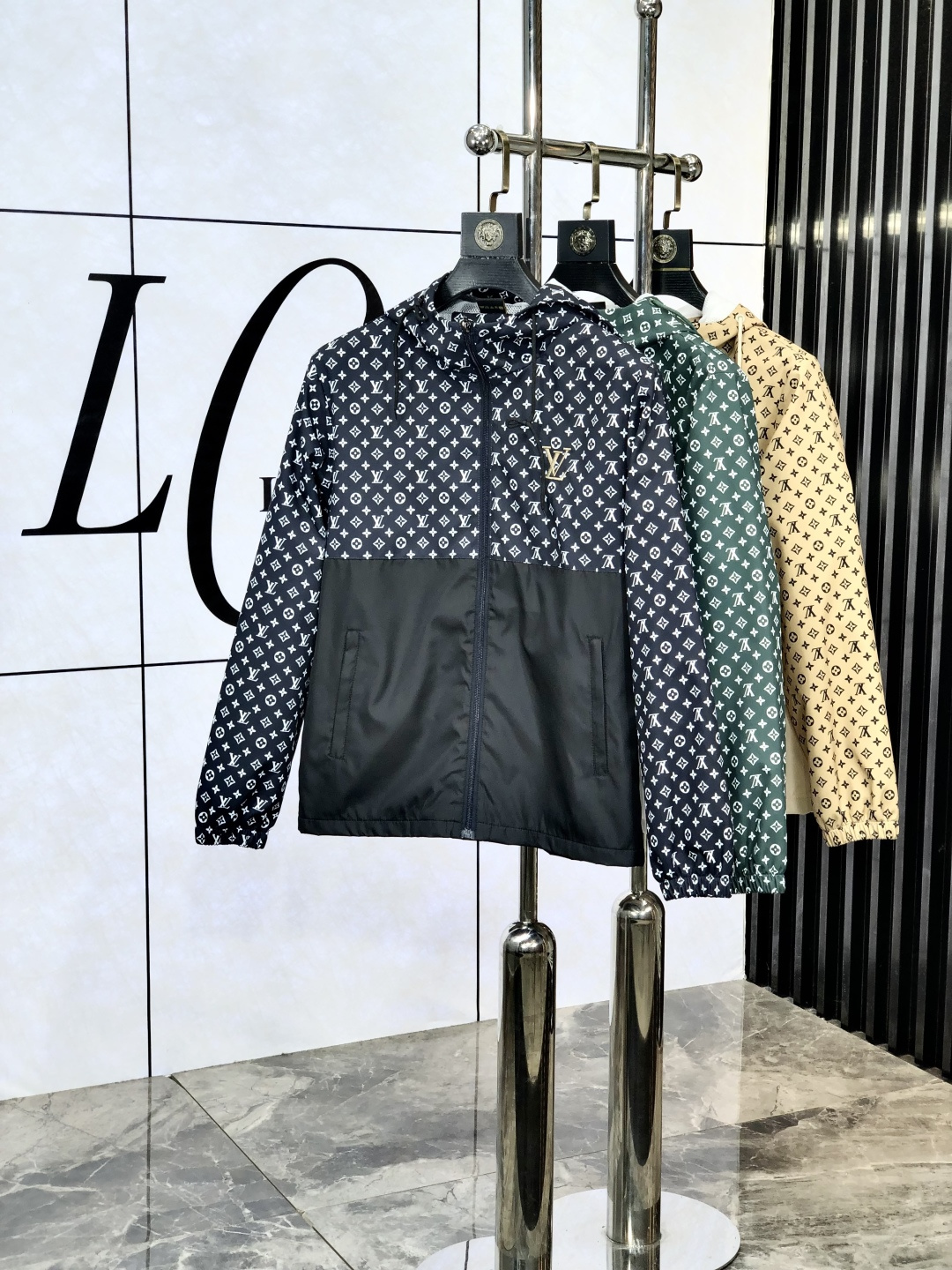 NO:130160,.Lv.25 early spring new product is available for sale, casual and daily wear!  The upper body modifies the body, perfectly combines fashion aesthetics with the concept of new urban business and leisure, and the Italian minimalist, capable and outdoor functional styles are interpreted in the ultimate form, both solemn and harmonious, creating a unique styling item. The overall outline tends to be simple, and the 1f is quite personalized and elegant, enriching the overall vision. The wardrobe business and leisure is excellent and has high attendance rate!  It is hard to find!  Count m-3XL m wear 175/130.,,louis vuitton,jackets & coats,jackets & coats,alexander wang19860909.Lv.25早春新品发售夹克外套,休闲日常穿搭！上身修饰身形、将时装美学和新都市商务休闲概念完美融合,通体将意式的极简、干练和户外功能性风格极致诠释,亦庄亦谐,塑造出别具一格的造型单品,整体轮廓趋于简约风格,1f颇为个性且雅痞的细节处理,丰富了整体视觉.衣橱商务休闲绝佳的高出勤率！可遇而不可求！码数m-3XL m穿175/130.,,louis vuitton,jackets & coats,jackets & coats,alexander wang,Men's clothing