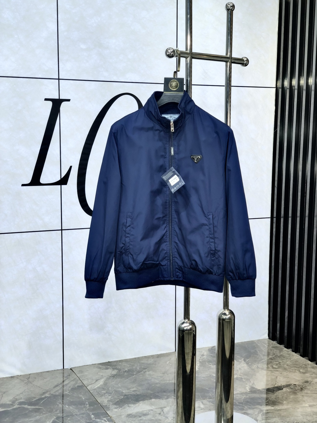 NO:130164,.Prada. 25 early spring new product is available for sale, casual and daily wear!  The upper body modifies the body, perfectly combines fashion aesthetics with the concept of new urban business and leisure, and the Italian minimalist, capable and outdoor functional styles are interpreted in the ultimate form, both solemn and harmonious, creating a unique styling item. The overall outline tends to be simple, and the 1f is quite personalized and elegant, enriching the overall vision. The wardrobe business and leisure is excellent and has high attendance rate!  It is hard to find!  Count m-3XL m wear 175/130.,,prada,jackets & coats,jackets & coats,alexander wang19860909.普拉达.25早春新品发售夹克外套,休闲日常穿搭！上身修饰身形、将时装美学和新都市商务休闲概念完美融合,通体将意式的极简、干练和户外功能性风格极致诠释,亦庄亦谐,塑造出别具一格的造型单品,整体轮廓趋于简约风格,1f颇为个性且雅痞的细节处理,丰富了整体视觉.衣橱商务休闲绝佳的高出勤率！可遇而不可求！码数m-3XL m穿175/130.,,prada,jackets & coats,jackets & coats,alexander wang,Men's clothing