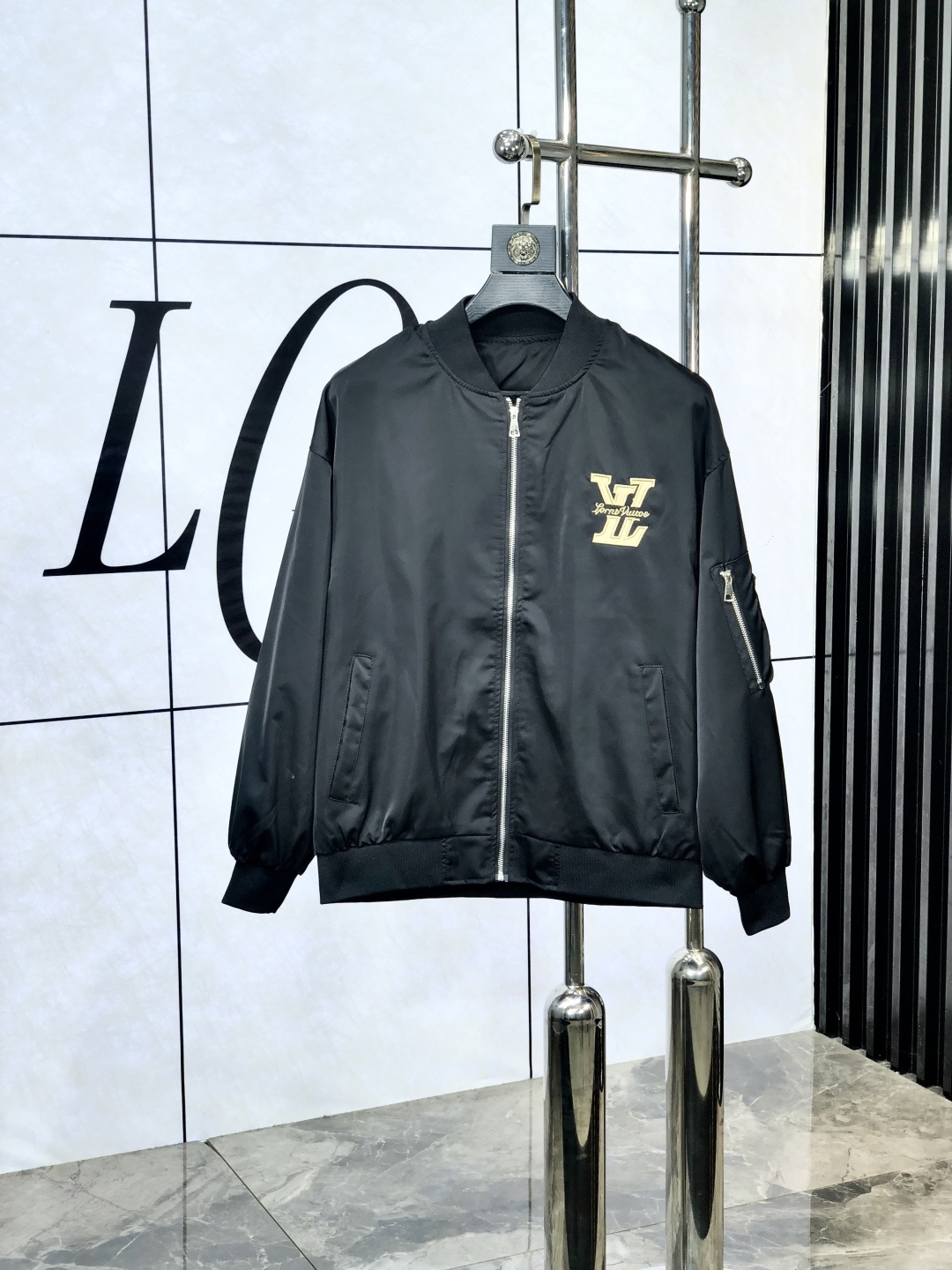 NO:130165,.Lv.25 early spring new product is available for sale, casual and daily wear!  The upper body modifies the body, perfectly combines fashion aesthetics with the concept of new urban business and leisure, and the Italian minimalist, capable and outdoor functional styles are interpreted in the ultimate form, both solemn and harmonious, creating a unique styling item. The overall outline tends to be simple, and the 1f is quite personalized and elegant, enriching the overall vision. The wardrobe business and leisure is excellent and has high attendance rate!  It is hard to find!  Count m-3XL m wear 175/130.,,louis vuitton,jackets & coats,jackets & coats,alexander wang19860909.Lv.25早春新品发售夹克外套,休闲日常穿搭！上身修饰身形、将时装美学和新都市商务休闲概念完美融合,通体将意式的极简、干练和户外功能性风格极致诠释,亦庄亦谐,塑造出别具一格的造型单品,整体轮廓趋于简约风格,1f颇为个性且雅痞的细节处理,丰富了整体视觉.衣橱商务休闲绝佳的高出勤率！可遇而不可求！码数m-3XL m穿175/130.,,louis vuitton,jackets & coats,jackets & coats,alexander wang,Men's clothing