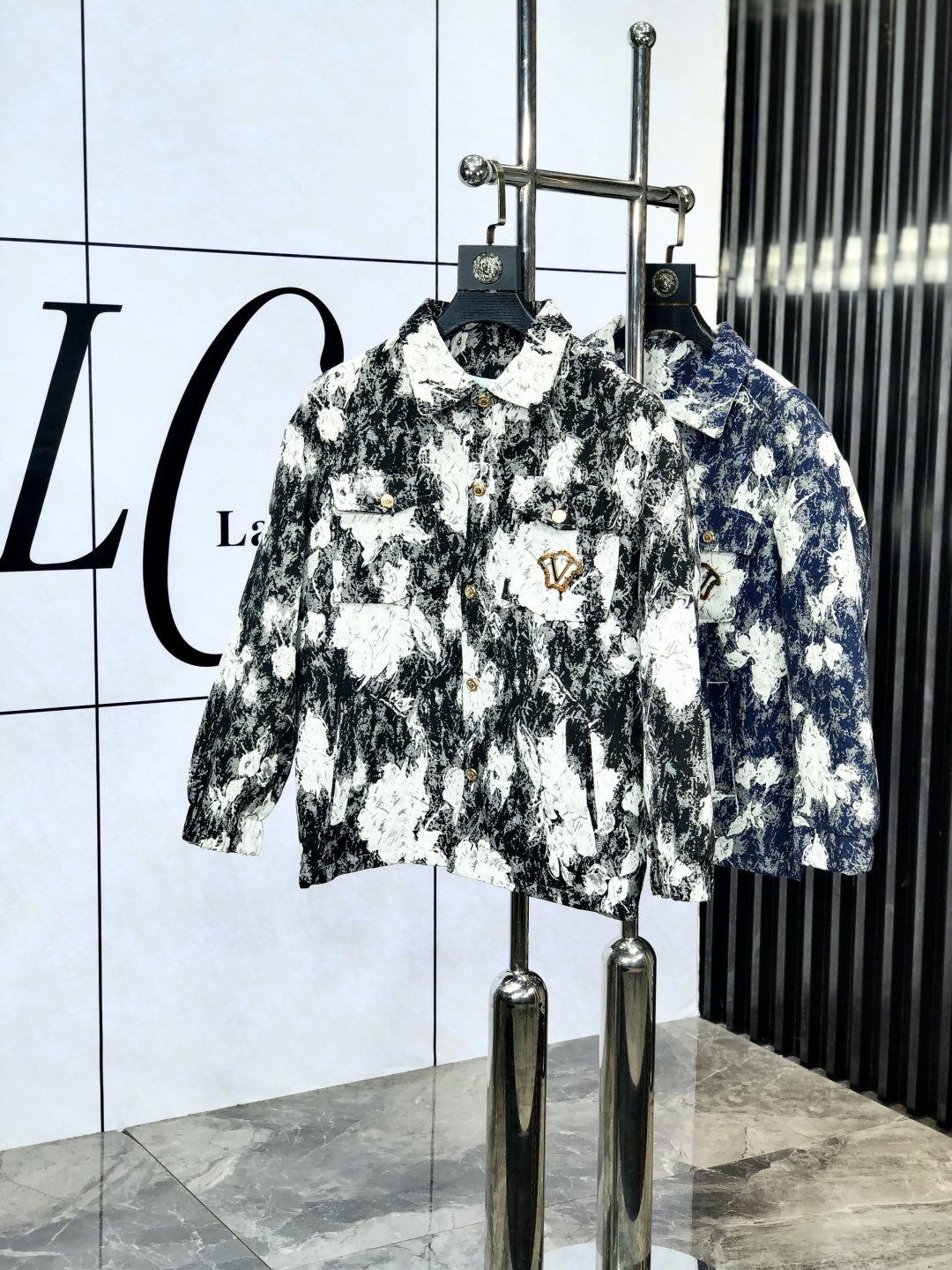 NO:130173,.Versey. 25 early spring new product is available for sale, casual and daily wear!  The upper body modifies the body, perfectly combines fashion aesthetics with the concept of new urban business and leisure, and the Italian minimalist, capable and outdoor functional styles are interpreted in the ultimate form, both solemn and harmonious, creating a unique styling item. The overall outline tends to be simple, and the 1f is quite personalized and elegant, enriching the overall vision. The wardrobe business and leisure is excellent and has high attendance rate!  It is hard to find!  Count m-3XL m wear 175/130., versace, jackets & coats, jackets & coats, alexander wang19860909.范思哲.25早春新品发售夹克外套,休闲日常穿搭！上身修饰身形、将时装美学和新都市商务休闲概念完美融合,通体将意式的极简、干练和户外功能性风格极致诠释,亦庄亦谐,塑造出别具一格的造型单品,整体轮廓趋于简约风格,1f颇为个性且雅痞的细节处理,丰富了整体视觉.衣橱商务休闲绝佳的高出勤率！可遇而不可求！码数m-3XL m穿175/130.,,versace,jackets & coats,jackets & coats,alexander wang,Men's clothing