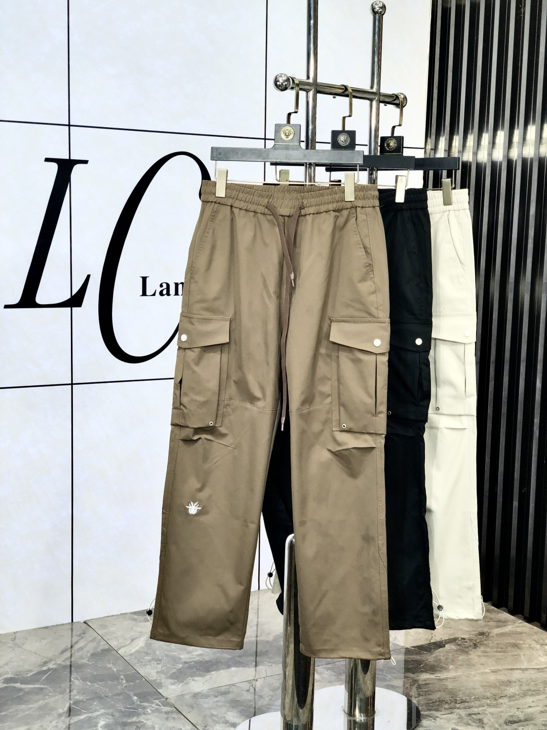 NO:131256,.Dior.2025 spring and summer new casual work pants Fashionable and casual casual style Micro-stretch fabric The fabric is comfortable and soft, breaking through the feel of conventional denim fabrics, not stuffy, and has excellent comfort. It is free and versatile, and it does not deform for a long time. The upper body effect is excellent. h is elegant and elegant, 8 design is constantly innovating but always maintains noble and elegant style and taste, interpreting fashion charm, fashionable and casual products, counter number s-xxL.s wear 27.28,,dior,alexander wang19860909.Dior.2025春夏季新款休闲工装裤 时尚休闲 休闲版型 微弹力面料 面料舒适柔软,突破常规牛仔的面料手感,不闷热,舒适感极佳.随意百搭 久洗不变形 上身效果极佳.h大方优雅的剪裁,8设计不断创新却始终保持着高贵优雅的风格和品位 演绎时尚魅惑 时尚休闲佳品 专柜码数s-xxL.s穿27.28,,dior,alexander wang,Men's clothing