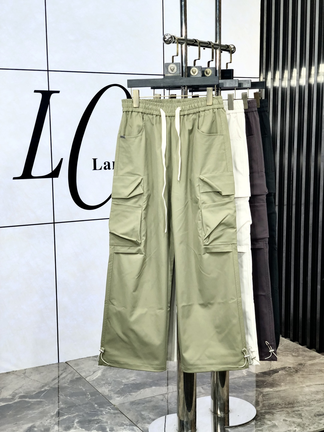 NO:131238,.Prada. New style casual work pants for spring and summer 2025 Fashion and casual casual style Micro-stretch fabric The fabric is comfortable and soft, breaking through the feel of conventional denim fabrics, not stuffy, and excellent comfort. It is free and versatile, and it does not deform for a long time. The upper body effect is excellent. h is elegant and elegant, 8 design is constantly innovating but always maintains noble and elegant style and taste, interpreting fashion charm, fashionable and casual products, counter code number s-xxL.s wear 27.28,,prada,alexander wang19860909.普拉达.2025春夏季新款休闲工装裤 时尚休闲 休闲版型 微弹力面料 面料舒适柔软,突破常规牛仔的面料手感,不闷热,舒适感极佳.随意百搭 久洗不变形 上身效果极佳.h大方优雅的剪裁,8设计不断创新却始终保持着高贵优雅的风格和品位 演绎时尚魅惑 时尚休闲佳品 专柜码数s-xxL.s穿27.28,,prada,alexander wang,Men's clothing