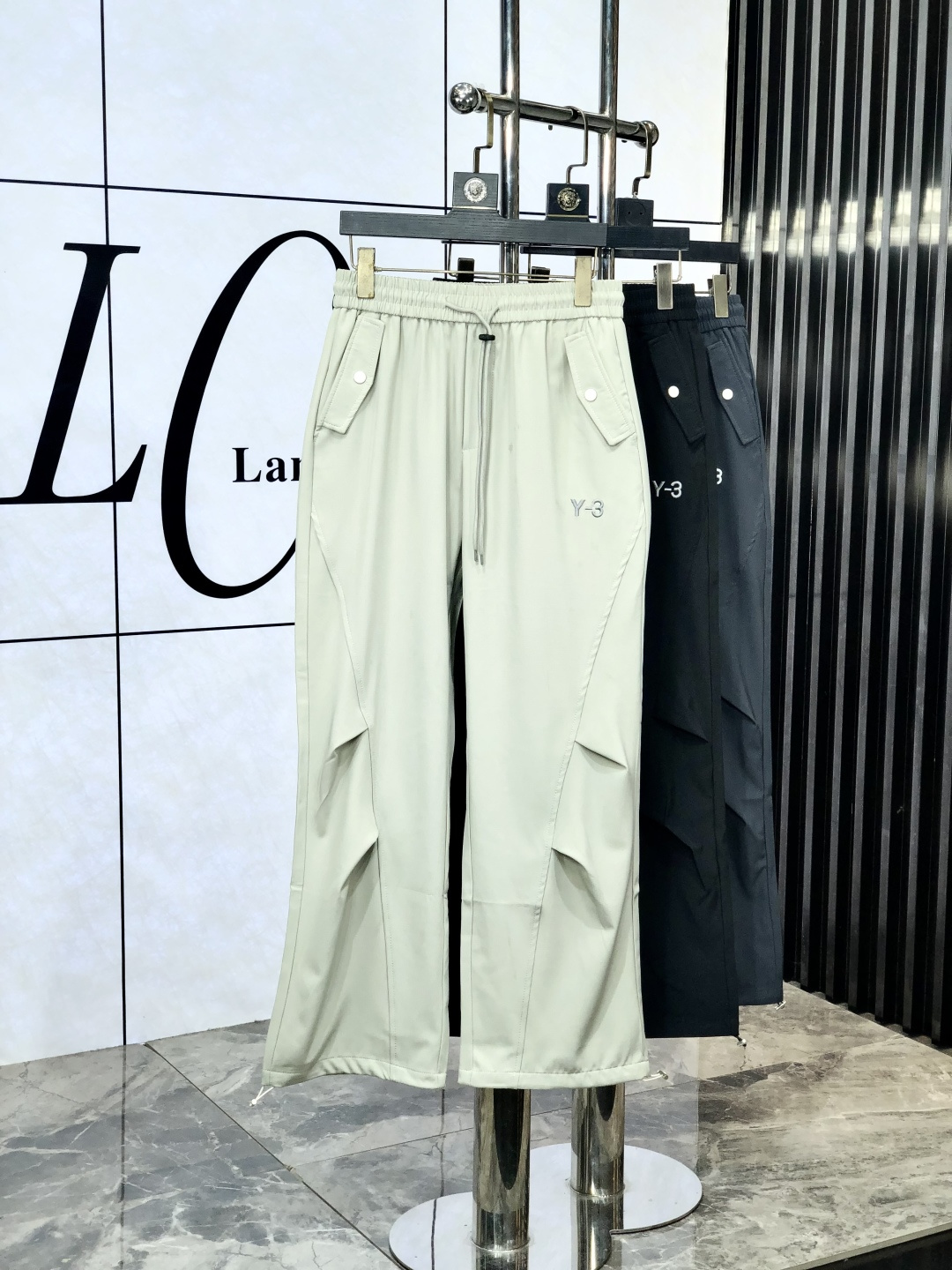 NO:131240,.Y-3. New casual work pants for spring and summer 2025 Fashion and casual casual style Micro-stretch fabric The fabric is comfortable and soft, breaking through the feel of conventional denim fabrics, not stuffy, and has excellent comfort. It is free and versatile, and it does not deform after washing for a long time. The upper body effect is excellent. h is elegant and elegant, 8 design is constantly innovating but always maintains noble and elegant style and taste, interpreting fashion charm, fashionable and casual products, counter code number s-xxL.s wear 27.28,,alexander wang19860909.Y-3.2025春夏季新款休闲工装裤 时尚休闲 休闲版型 微弹力面料 面料舒适柔软,突破常规牛仔的面料手感,不闷热,舒适感极佳.随意百搭 久洗不变形 上身效果极佳.h大方优雅的剪裁,8设计不断创新却始终保持着高贵优雅的风格和品位 演绎时尚魅惑 时尚休闲佳品 专柜码数s-xxL.s穿27.28,,alexander wang,Men's clothing