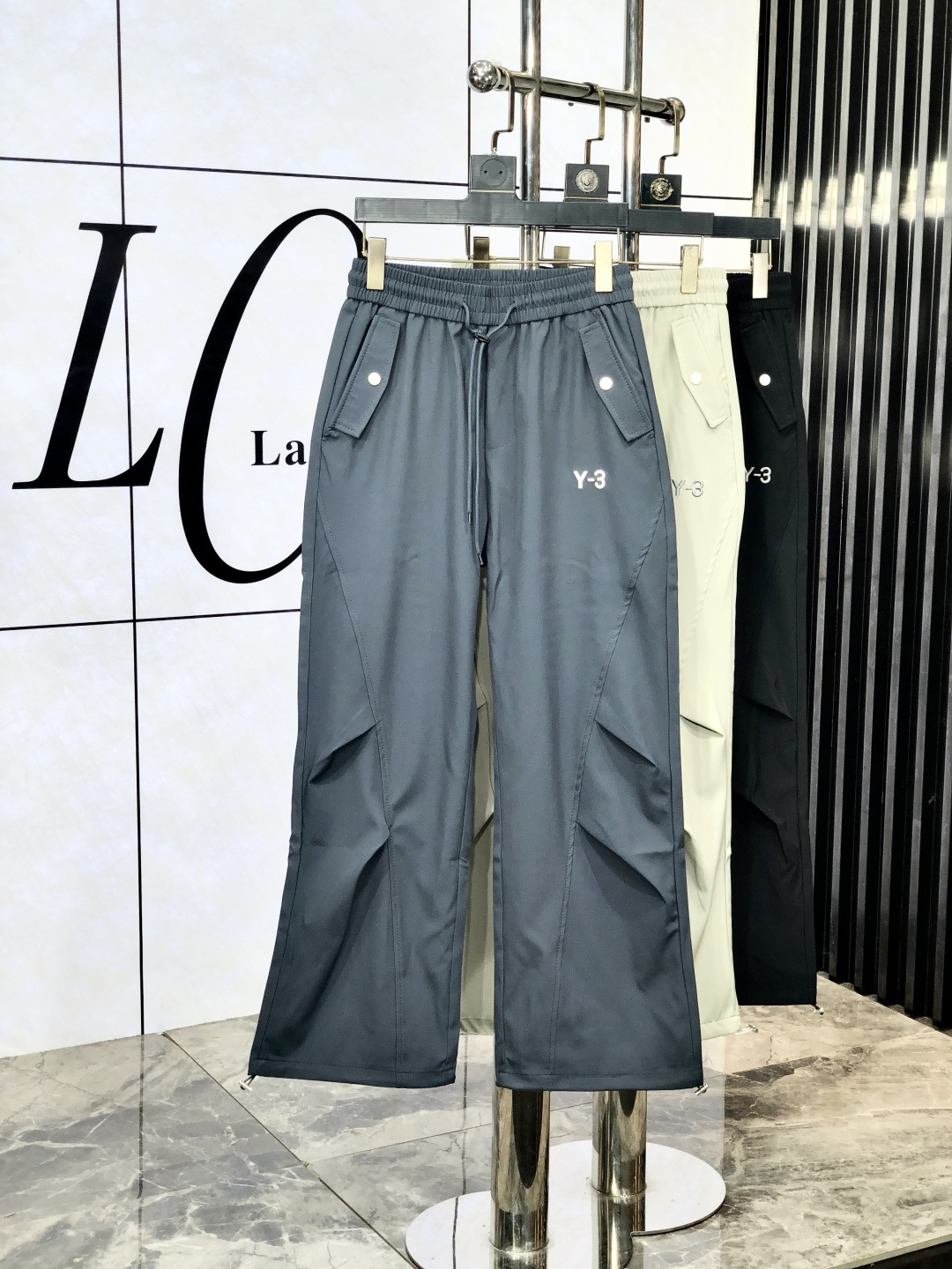 NO:131242,.Y3. New casual work pants for spring and summer 2025 Fashion and casual casual casual style Micro-stretch fabric The fabric is comfortable and soft, breaking through the feel of conventional denim fabrics, not stuffy, and has excellent comfort. It is free and versatile, and it does not deform after washing for a long time. The upper body effect is excellent. h is elegant and elegant, 8 design is constantly innovating but always maintains noble and elegant style and taste, interpreting fashion charm, fashionable and casual products, counter code number s-xxL.s wear 27.28,,alexander wang19860909.Y3.2025春夏季新款休闲工装裤 时尚休闲 休闲版型 微弹力面料 面料舒适柔软,突破常规牛仔的面料手感,不闷热,舒适感极佳.随意百搭 久洗不变形 上身效果极佳.h大方优雅的剪裁,8设计不断创新却始终保持着高贵优雅的风格和品位 演绎时尚魅惑 时尚休闲佳品 专柜码数s-xxL.s穿27.28,,alexander wang,Men's clothing